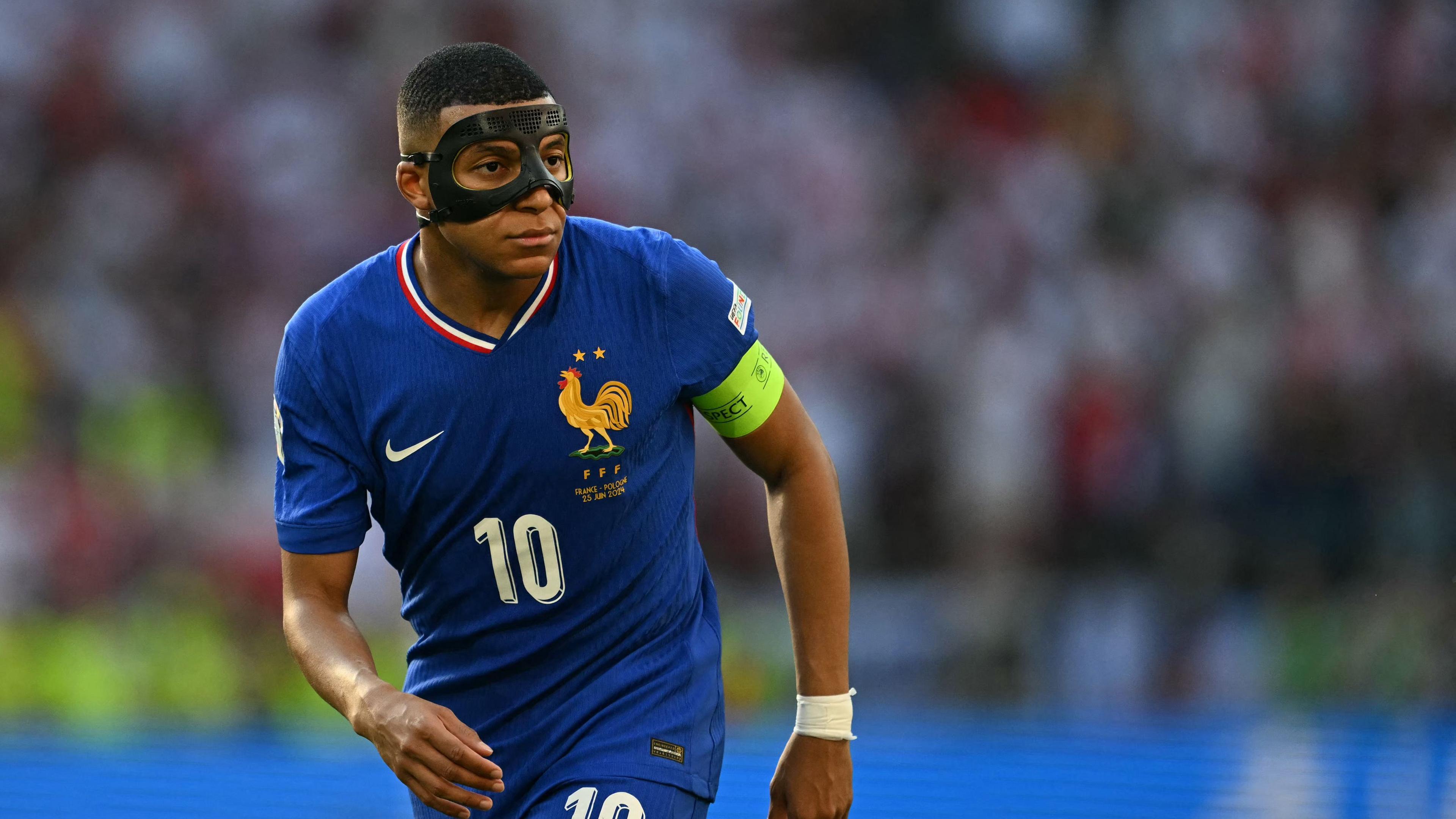 Frankreichs Stürmer Kylian Mbappe trägt eine Schutzmaske