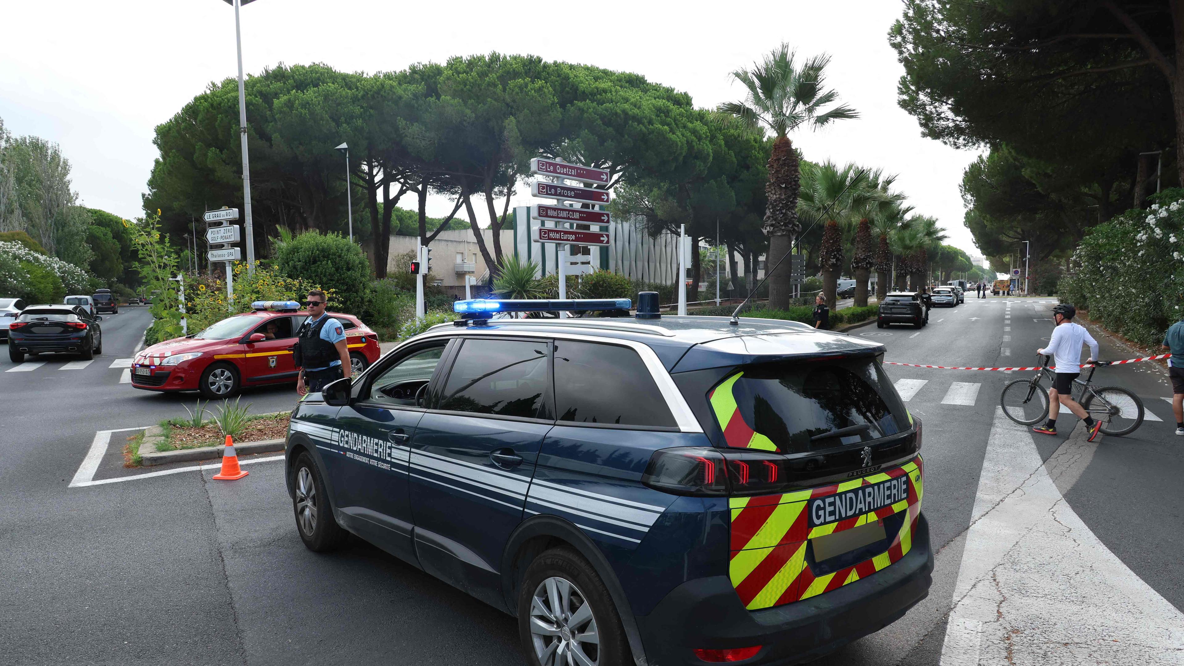 Ein französischer Gendarmeriebeamter blockiert die Straße in der Nähe der Synagoge nach dem Brand und der Explosion von Autos in La Grande-Motte, Südfrankreich