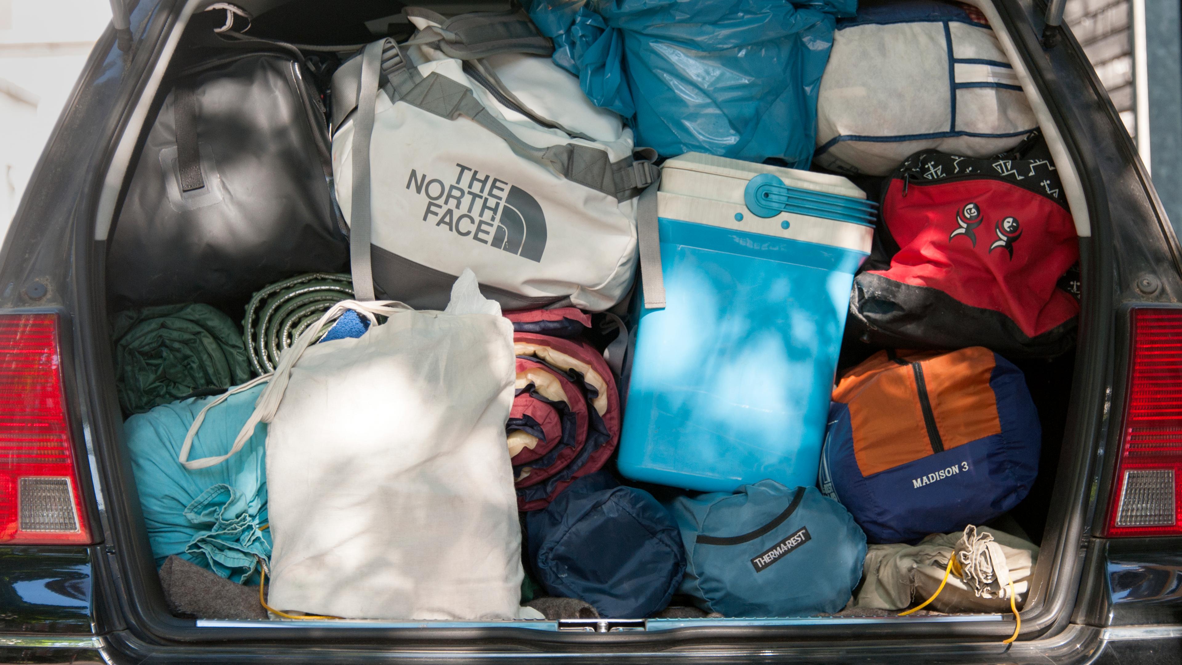 Kofferraum eines Autos voll mit Reisegepäck.