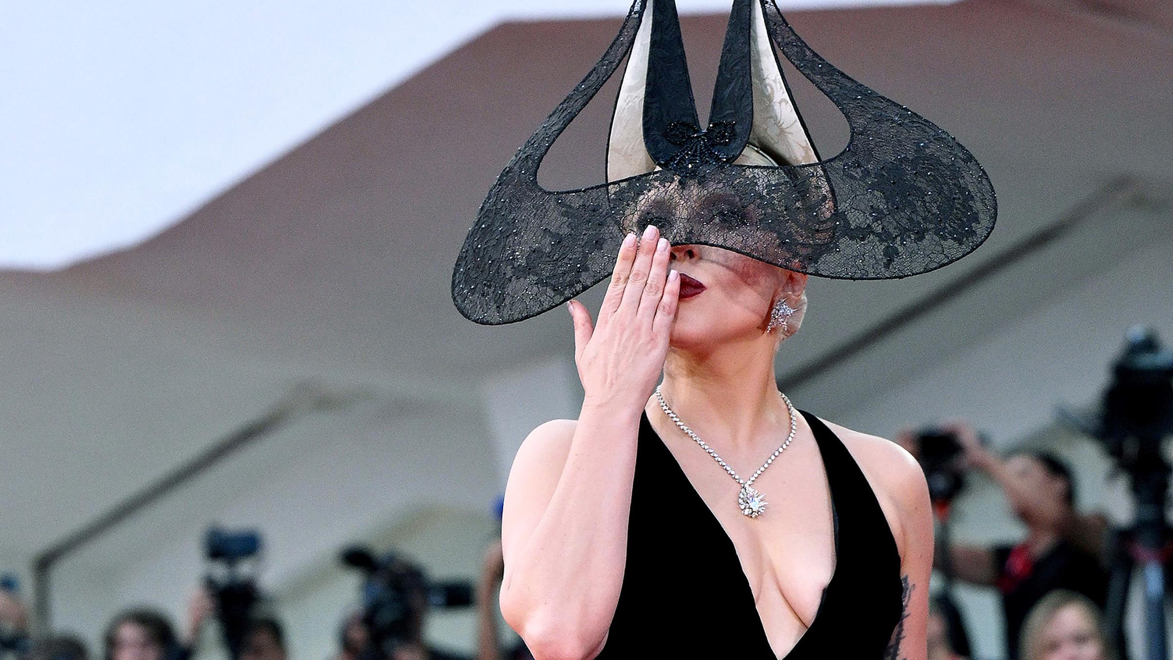 Lady Gaga ließ sich in Venedig für ihre Hauptrolle in "Joker: Folie à Deux" feiern. Zur Premiere brillierte sie mit einem Hut des irischen Modemachers Philip Treacy und Juwelen. (05.09.2024)