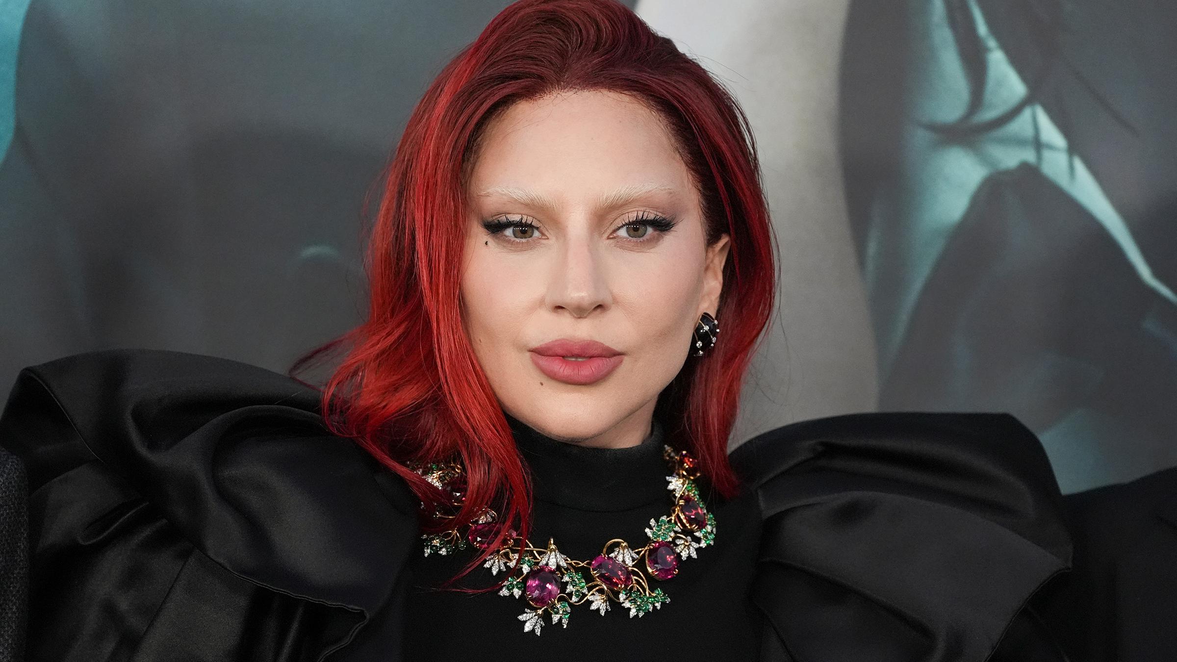 Die Sängerin Lady Gaga mit roten Haaren.