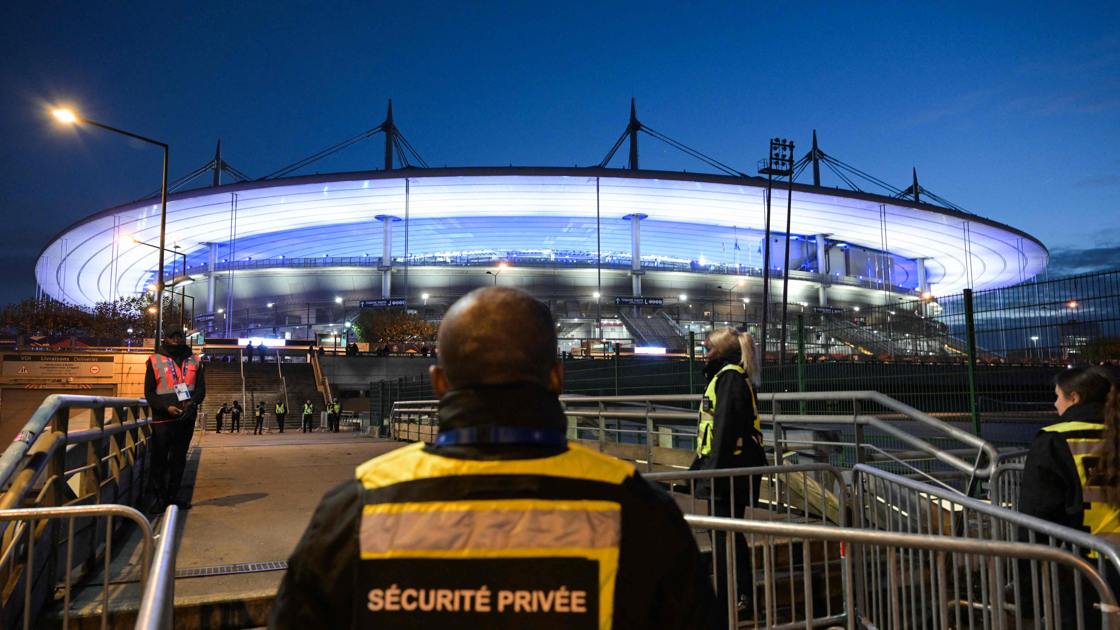 Ein Französischer Sicherheitsbeamter steht vor dem Stade de FRance vor dem Länderspiel Israel gegen Frankreich.