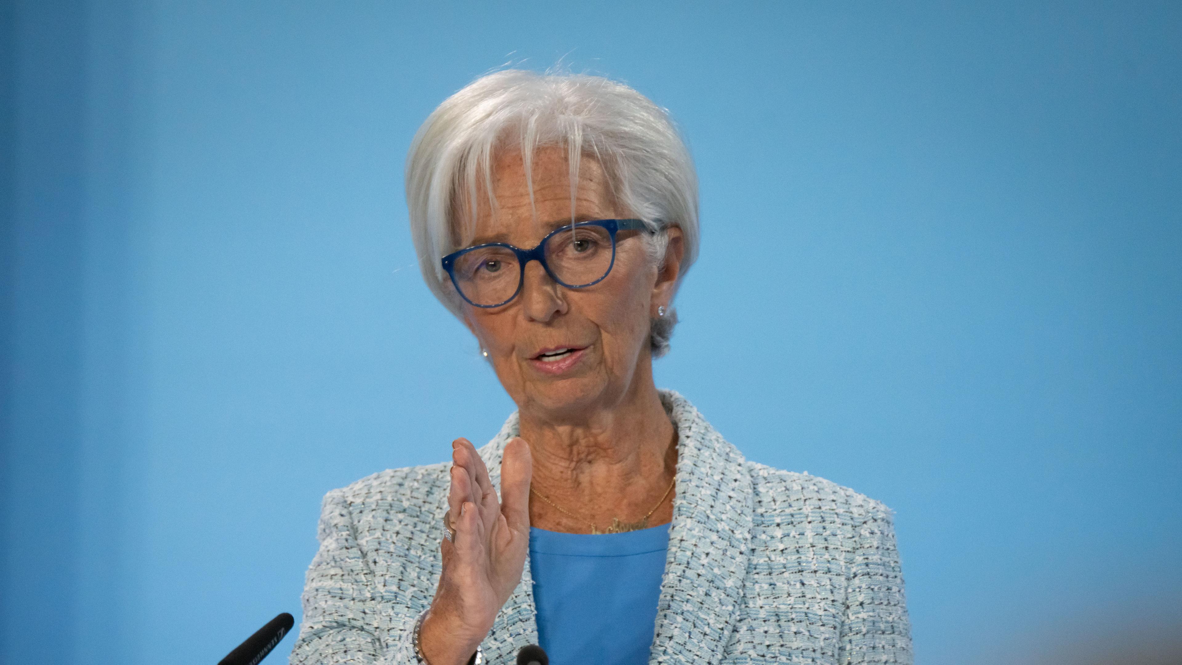 Christine Lagarde, Präsidentin der Europäischen Zentralbank (EZB), gibt nach der Ratssitzung eine Pressekonferenz. 
