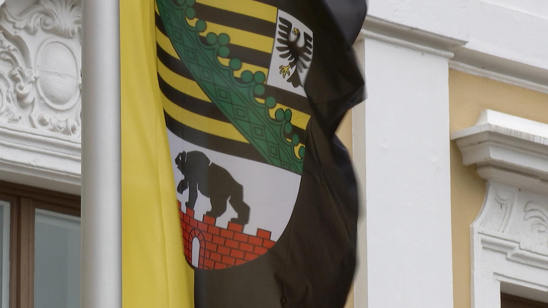 Flagge von Sachsen-Anhalt vor dem Landtag in Magdeburg