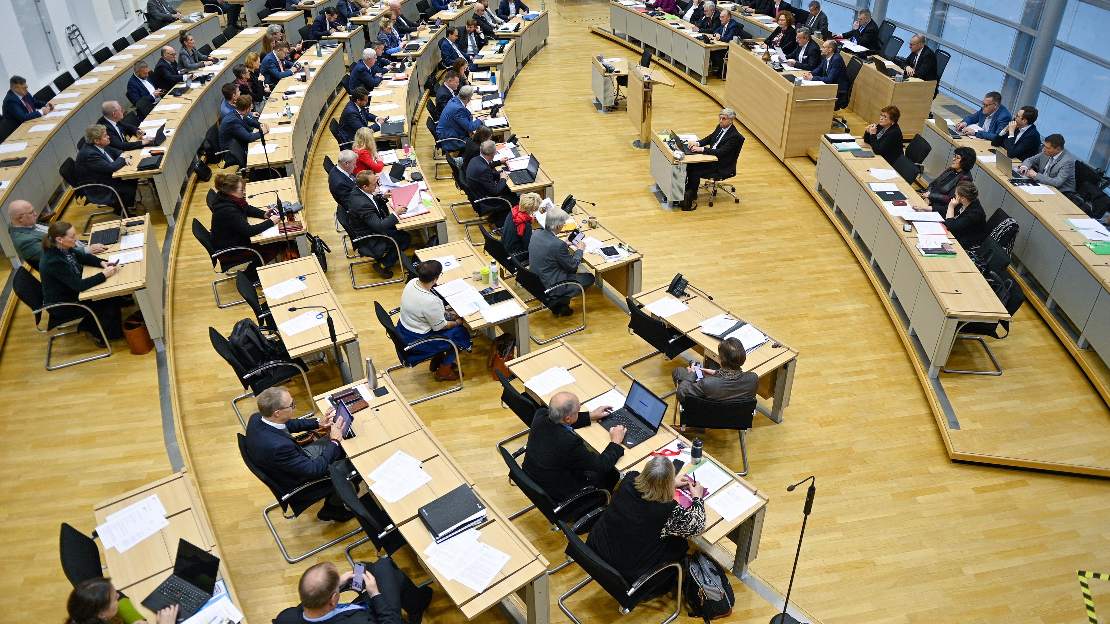 Sachsen-Anhalt, Magdeburg: Abgeordnete sitzen im Plenarsaal des Landtages von Sachsen-Anhalt. Archivbild