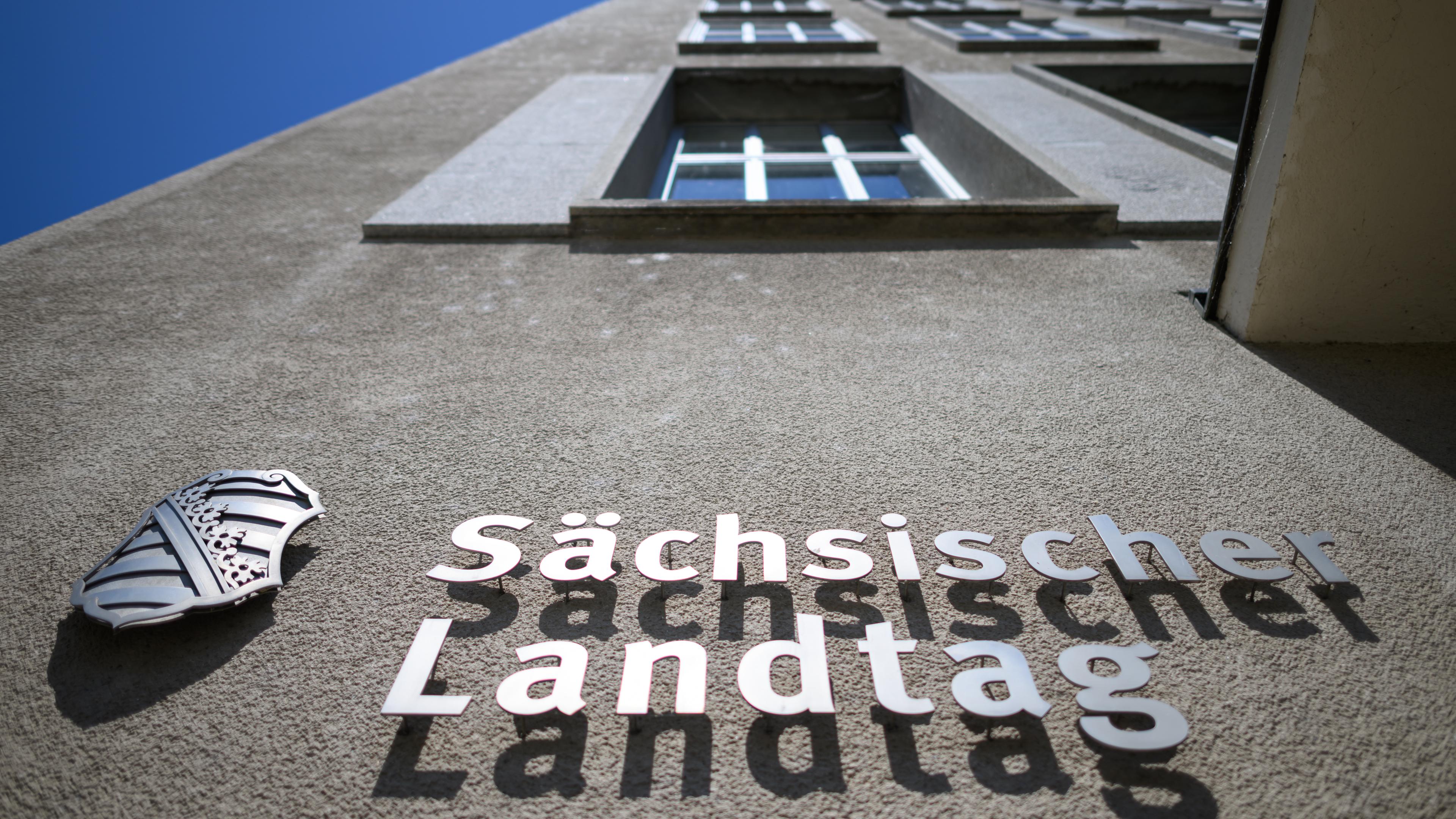 Schriftzug "Sächsischer Landtag" an der Fassade des Altbaus des Parlamentsgebäudes in Dresden