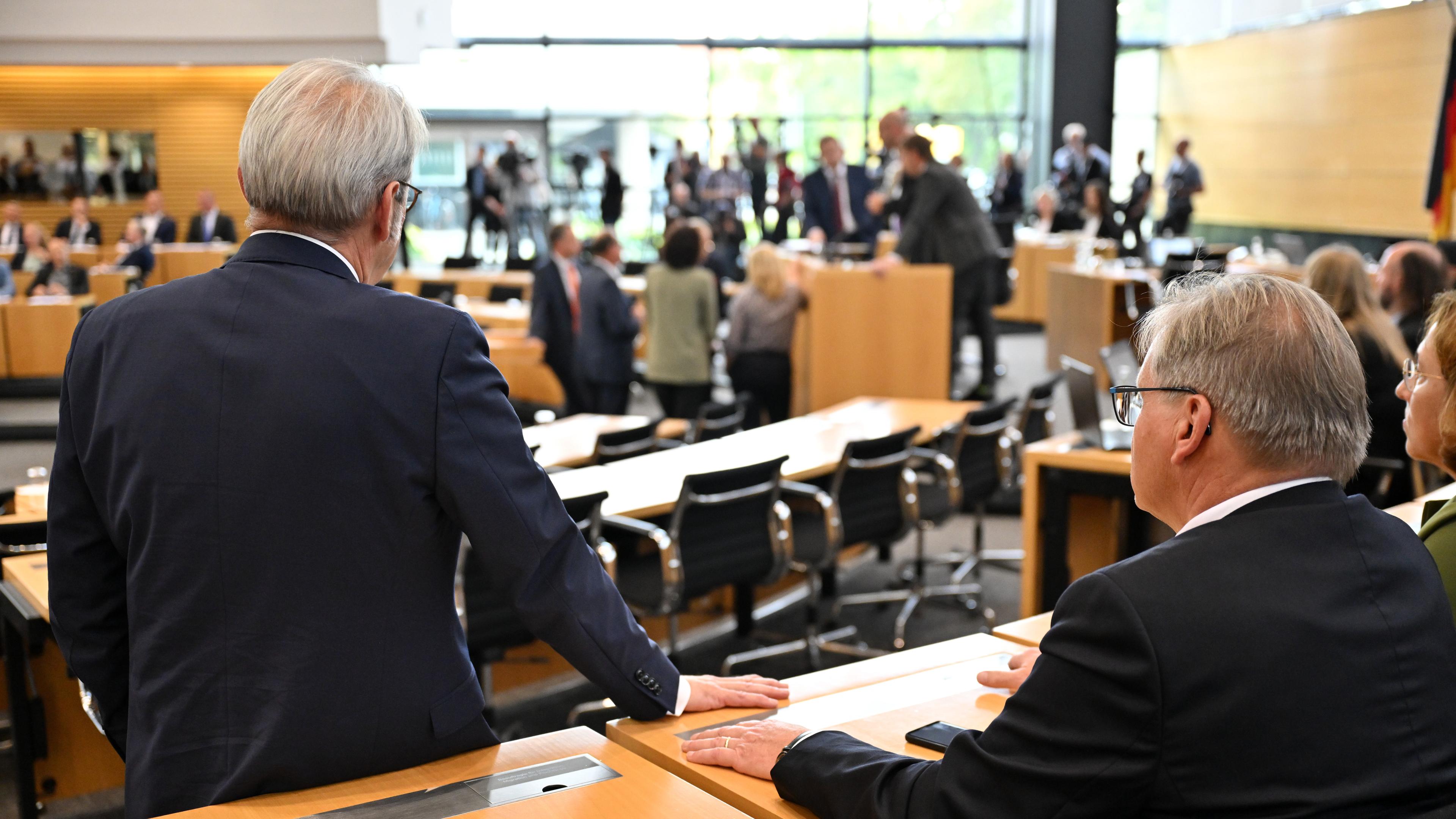 Georg Maier steht neben Klaus-Dieter von der Weiden im Thüringer Landtag. 