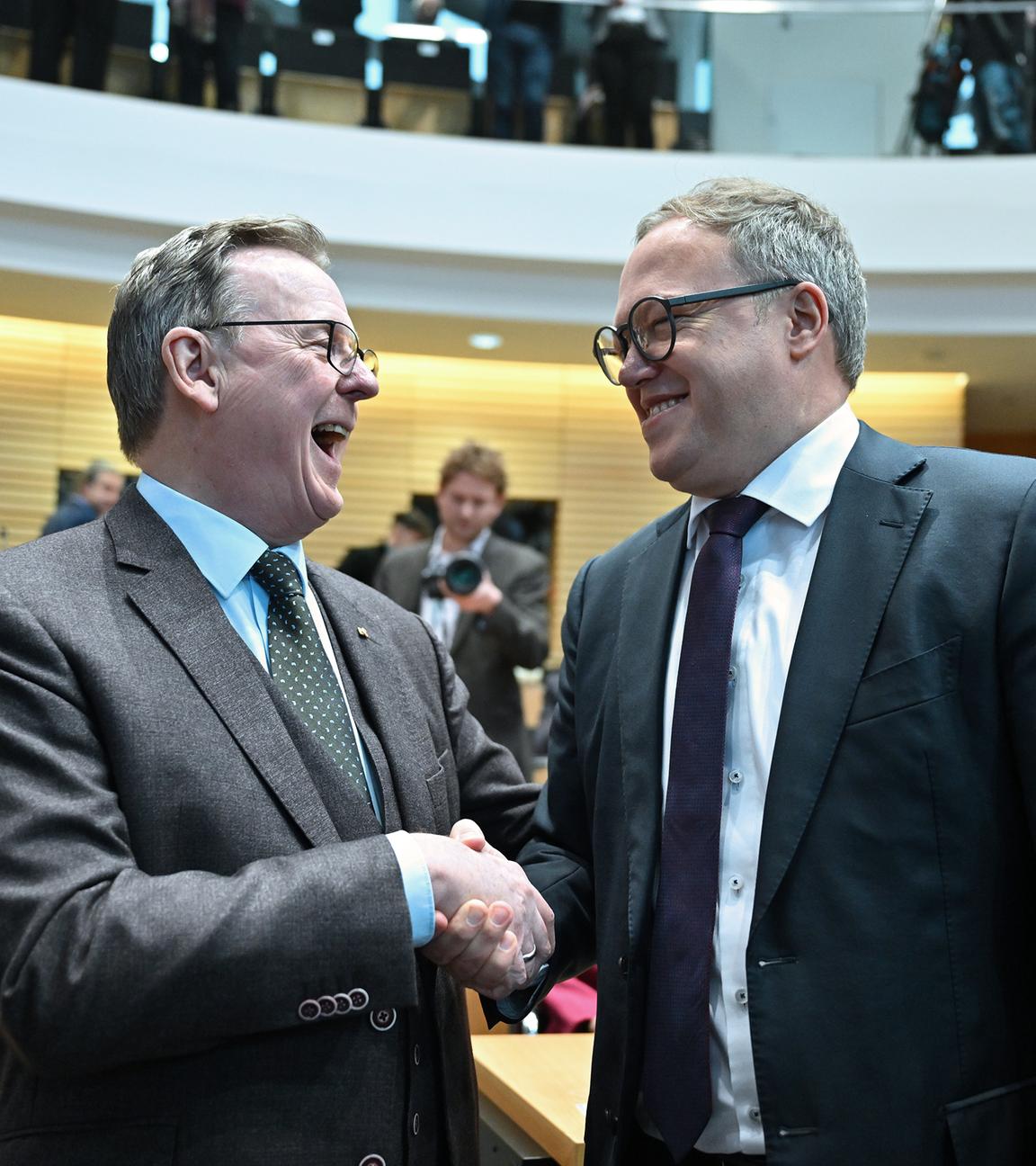 Bodo Ramelow (l) und Mario Voigt begrüßen sich