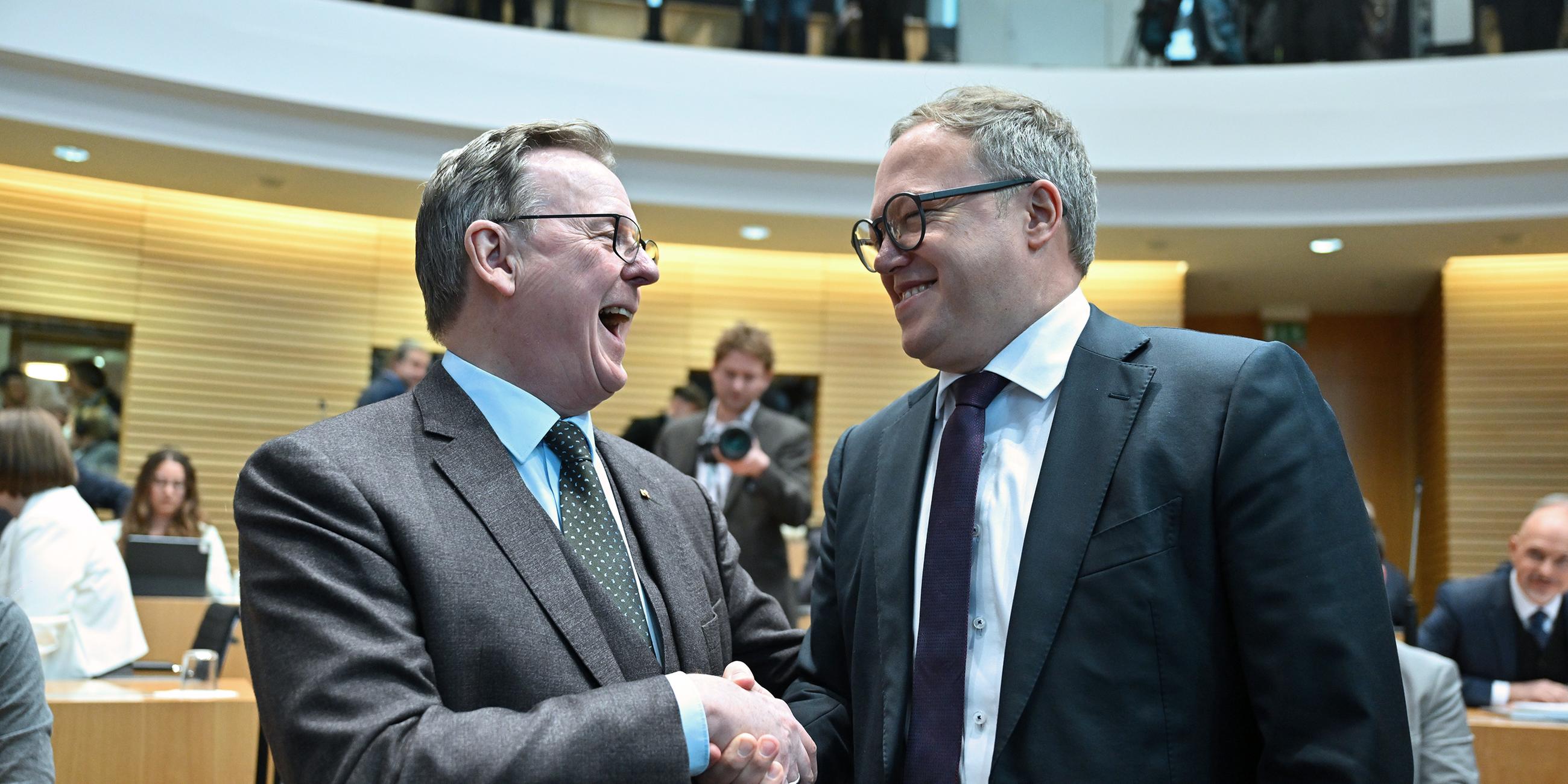 Bodo Ramelow (l) und Mario Voigt begrüßen sich