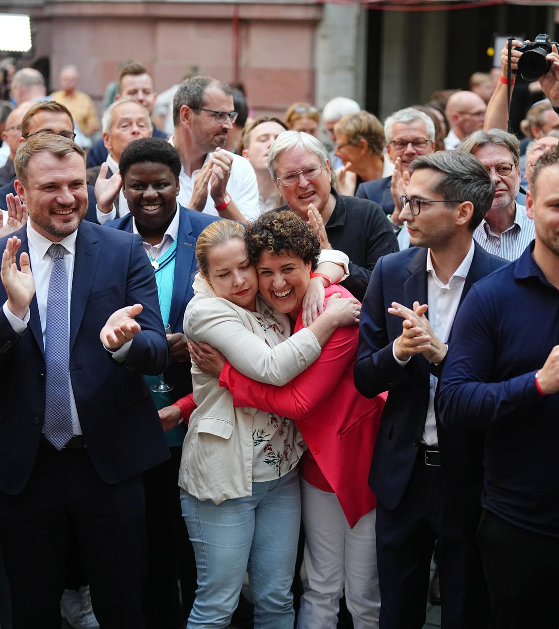 Brandenburg, Potsdam: Anhänger der SPD reagieren nach Bekanntgabe der ersten Prognosen.