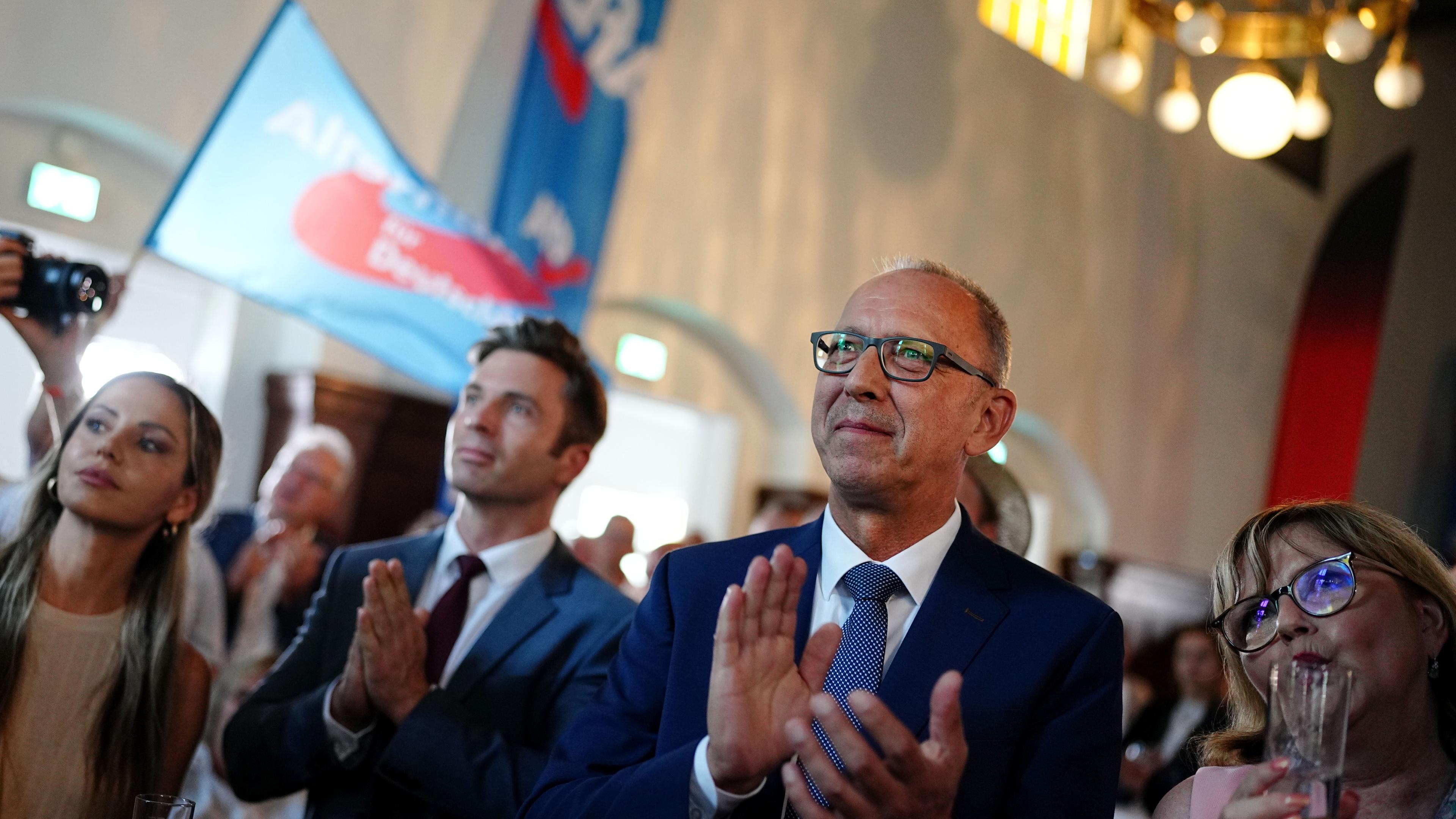 Sachsen, Dresden: Jörg Urban (AfD), Vorsitzender der AfD in Sachsen und Spitzenkandidat reagiert auf der Wahlparty seiner Partei nach der Veröffentlichung der ersten Prognosen.