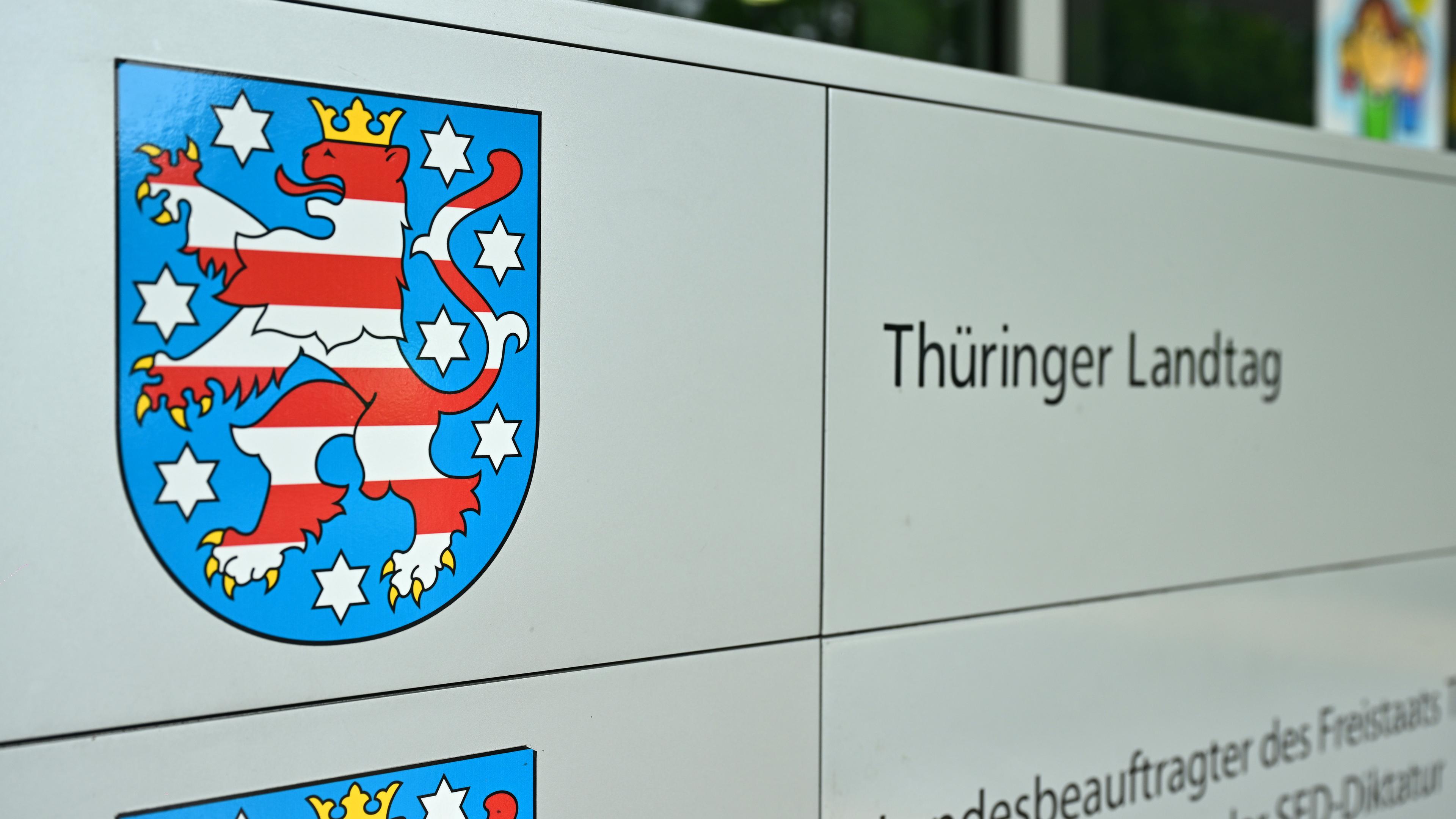 Schild mit dem Wappen von Thüringen vor dem Landtag in Erfurt