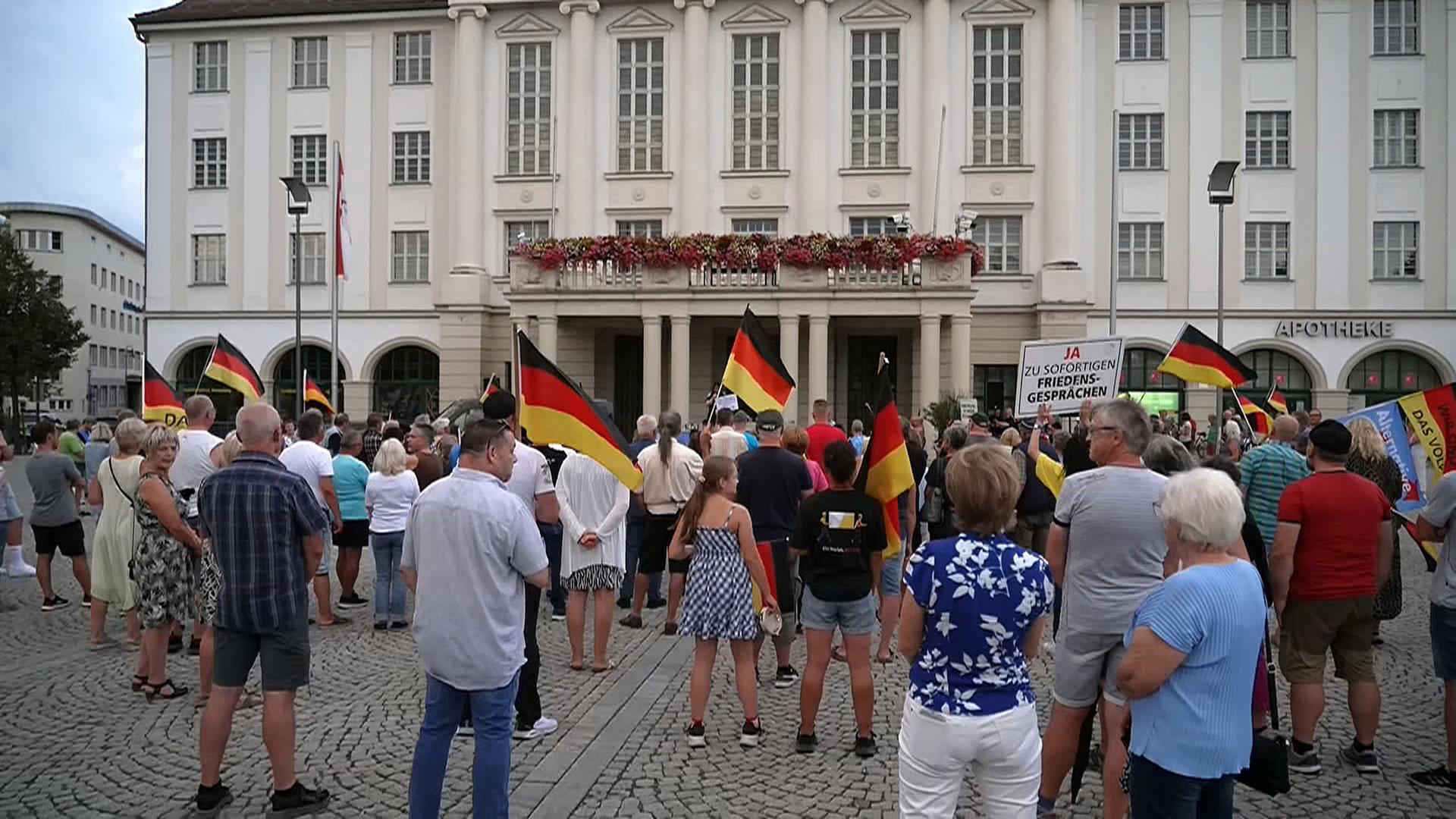 Demonstrierende mit Deutschlandfahnen