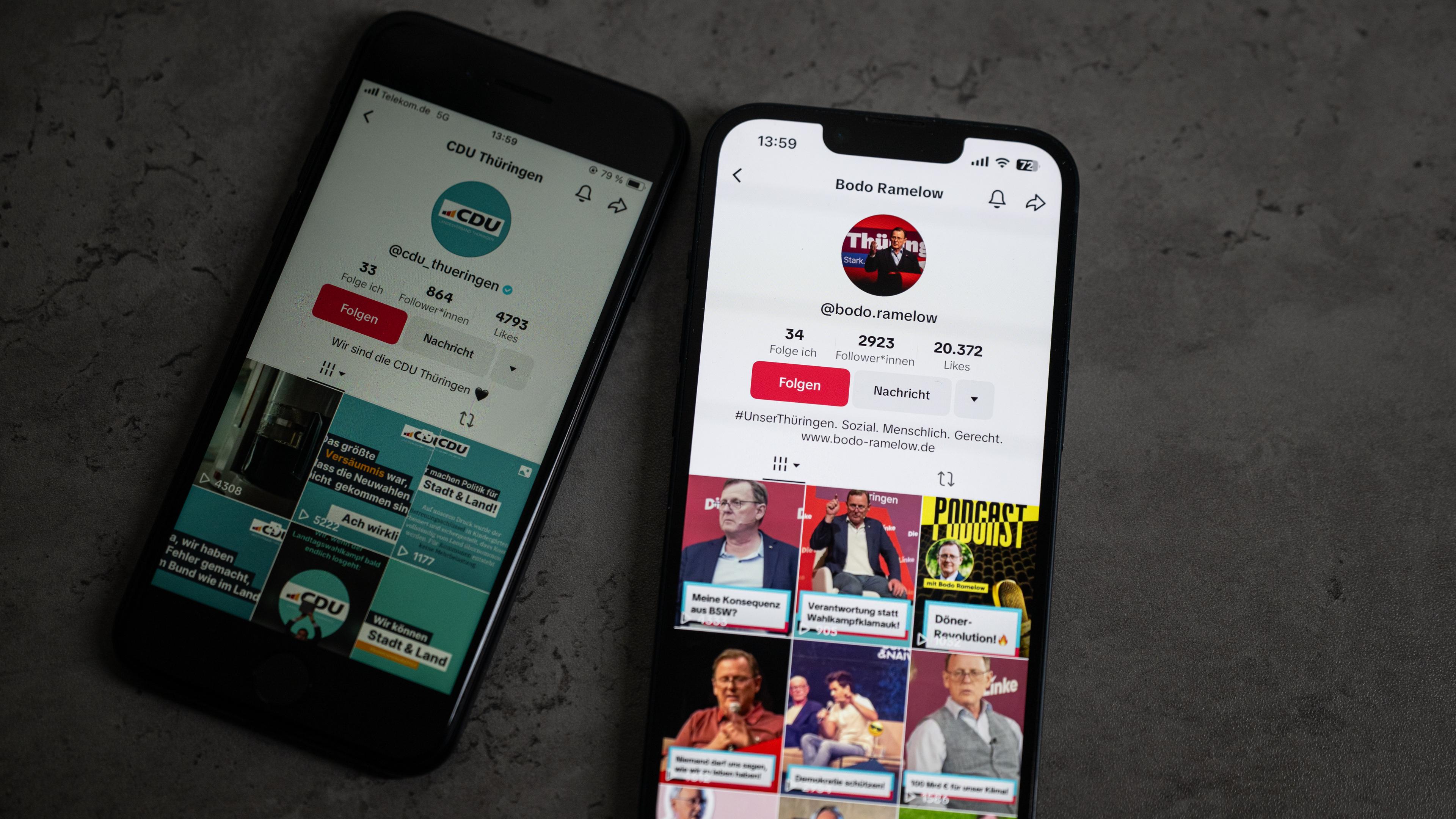 Zwei Smartphones, eines mit dem geöffneten TikTok-Account der CDU Thüringen, eines mit dem geöffneten TikTok-Account von Bodo Ramelow (Die Linke)