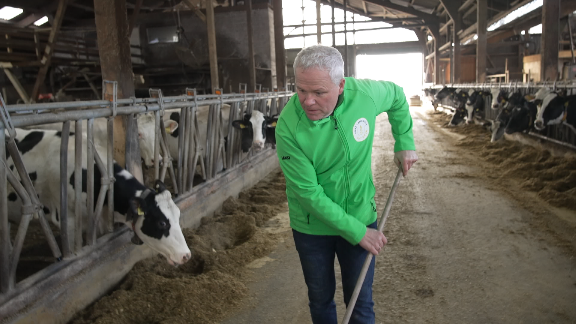 Landwirt Fred Arkenberg im Kuhstall auf seinem Landwirtschaftsbetrieb.