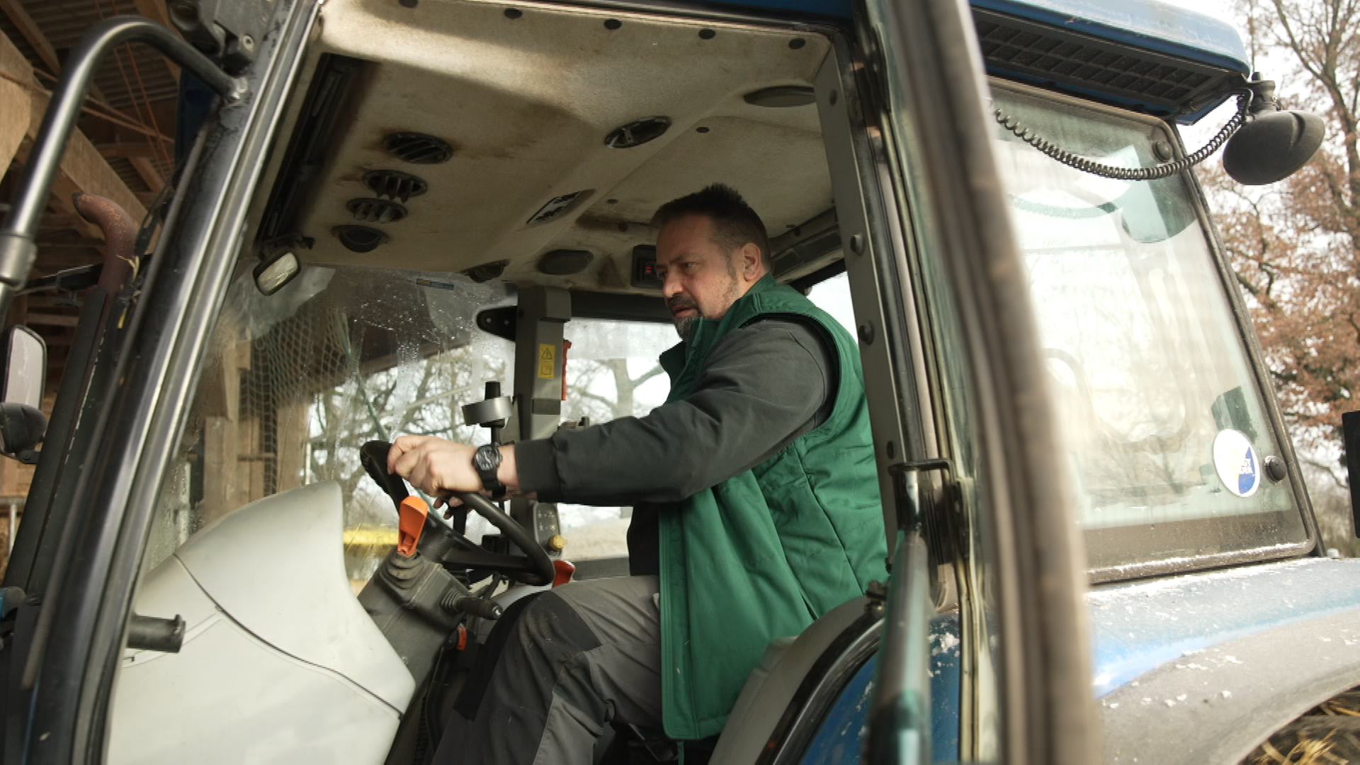 Landwirt Holger Hennies fährt mit einem Traktor auf seinem Hof.