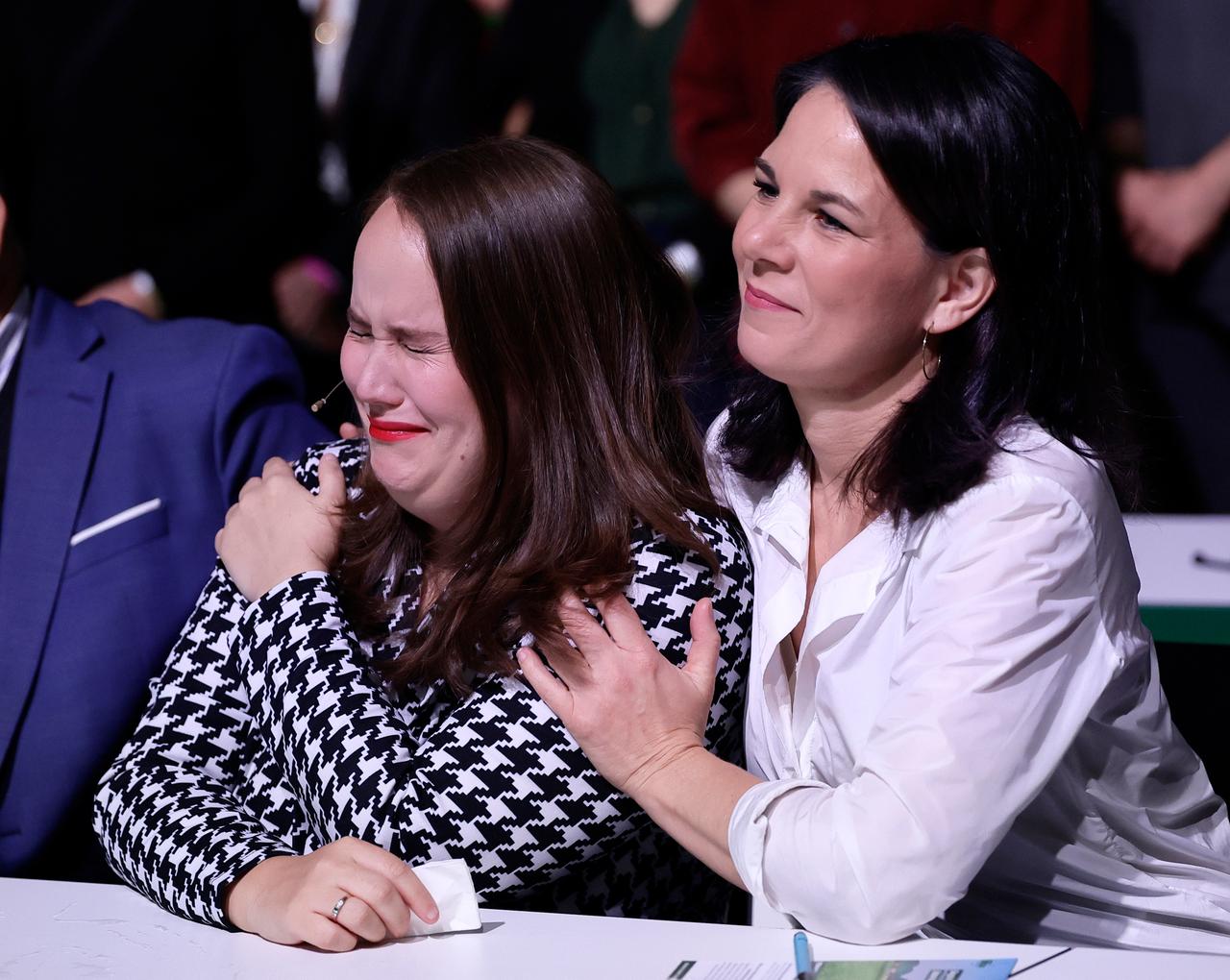 Annalena Baerbock tröstet die weinende Ricarda Lang.