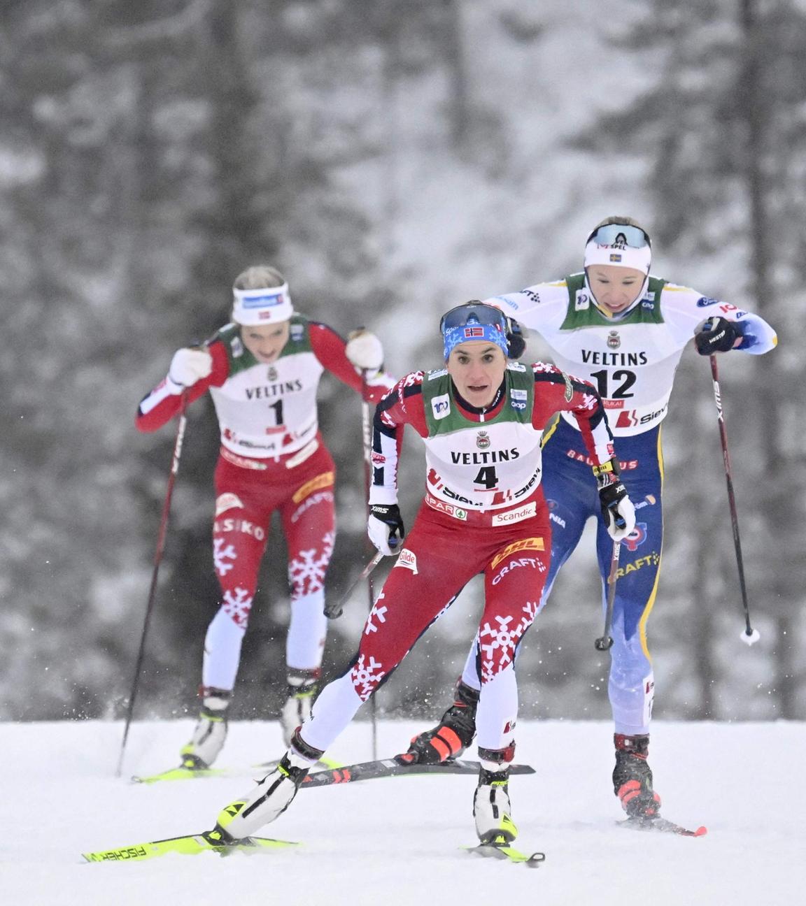 Jessie Diggins (USA), Therese Johaug (Norwegen), Heidi Weng (Norwegen) und Jonna Sundling (Schweden) beim 20-km-Freistil-Massenstart.