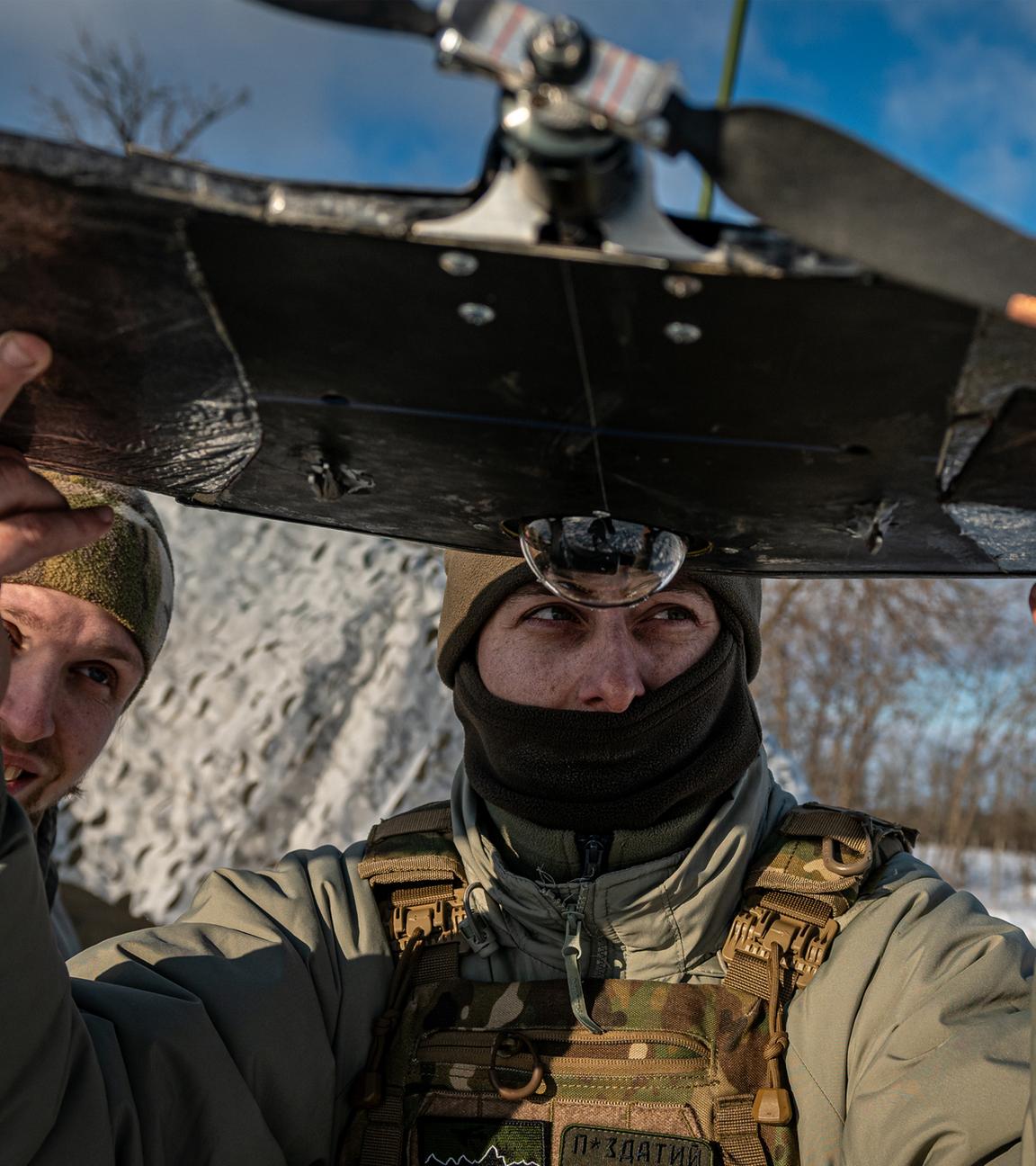 Archiv: Ukrainische Soldaten bereiten am 12. 01. 2024 in der Oblast Donezk, Ukraine, eine Langstreckendrohne in der Nähe der Bachmut-Frontlinie vor. 
