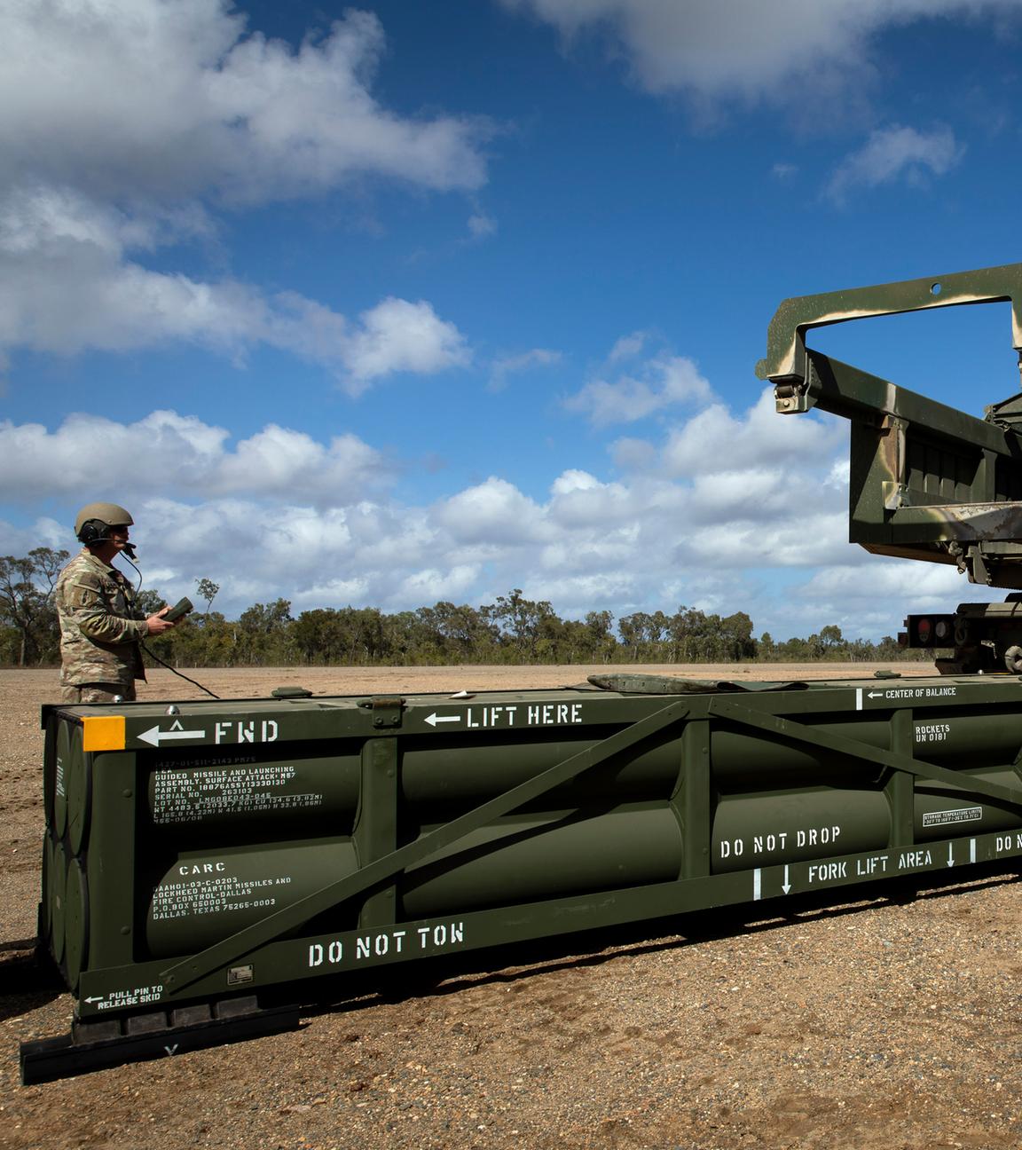 Vorbereitung der Verladung des taktischen Raketensystems der Armee (ATACMS) auf das hochmobile Artillerieraketensystem (HIMARS).