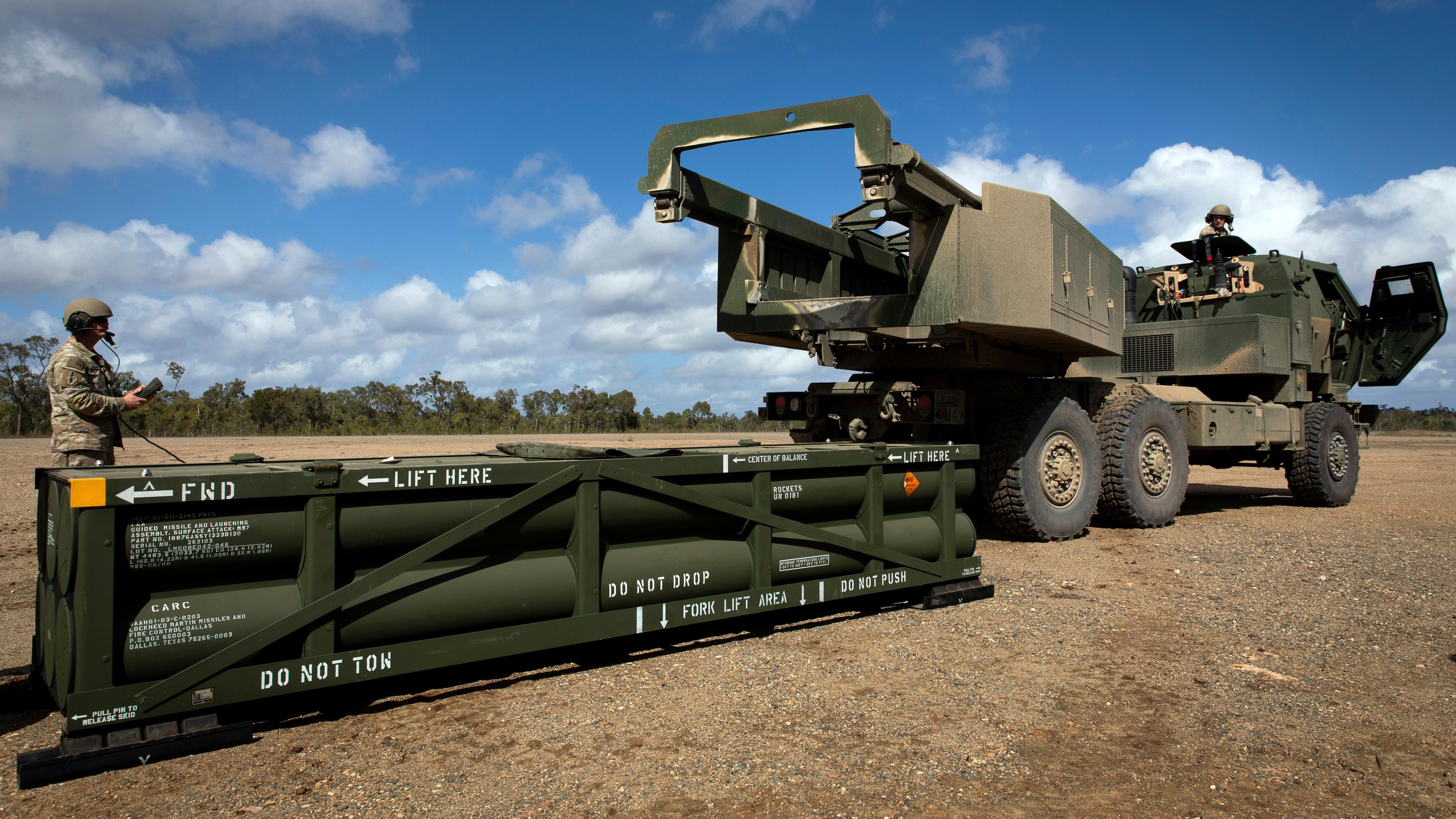 Vorbereitung der Verladung des taktischen Raketensystems der Armee (ATACMS) auf das hochmobile Artillerieraketensystem (HIMARS).