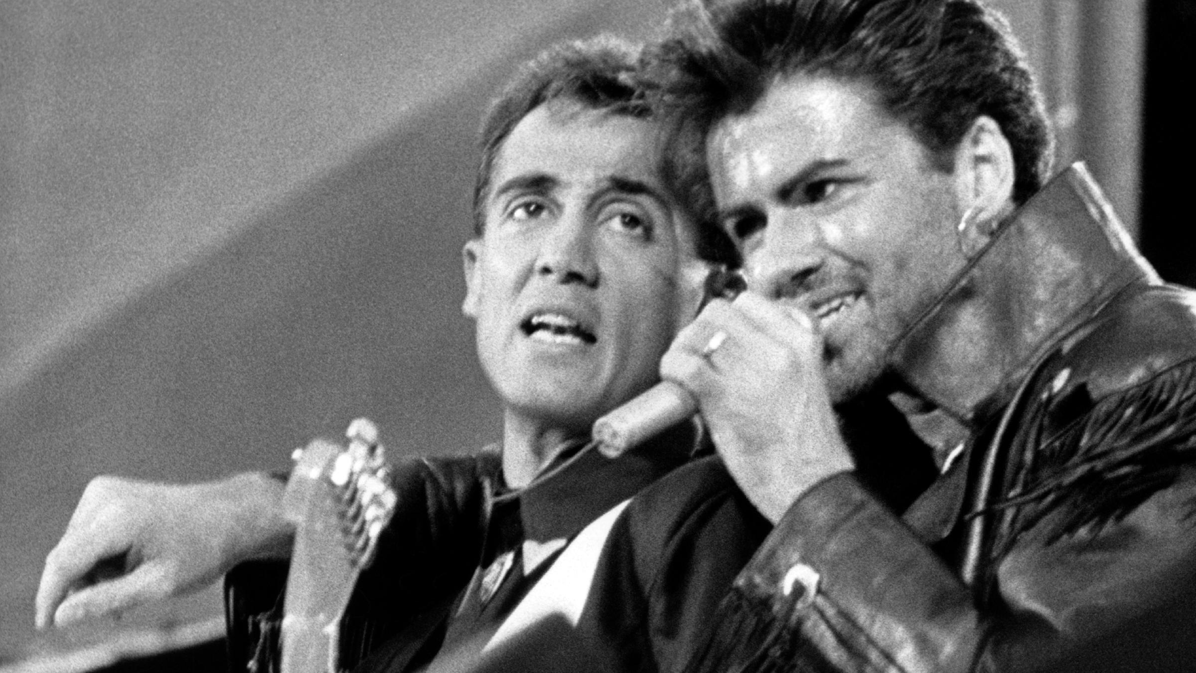 Andrew Ridgeley und George Michael singen auf der Bühne des Londoner Wembley-Stadions.