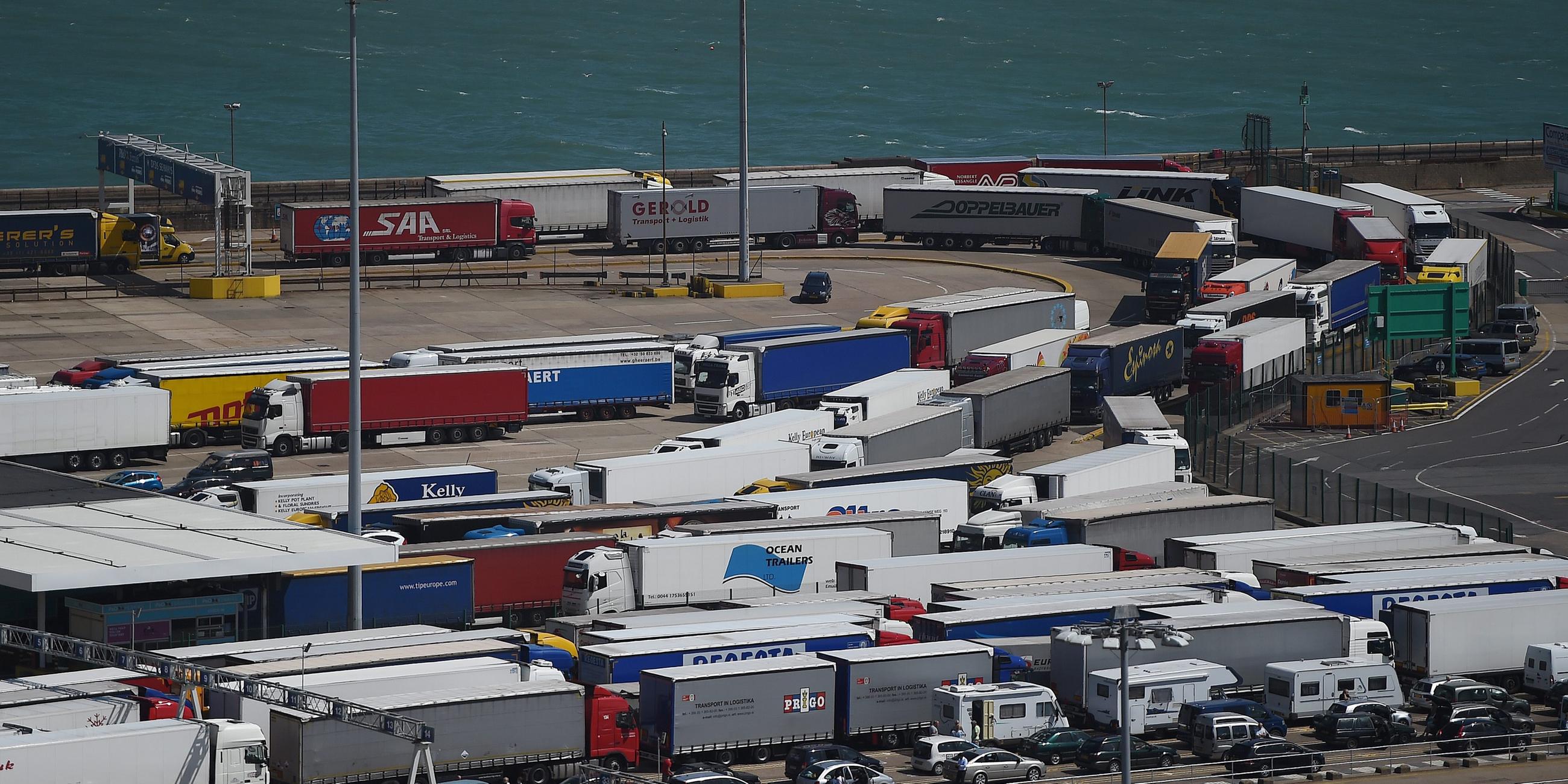 Großbritannien, Dover: Lastwagen verlassen die Fähren im Hafen. Archivbild