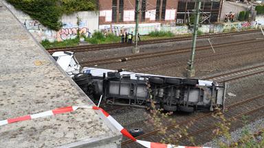 NRW: Lkw stürzt von Brücke auf Gleise