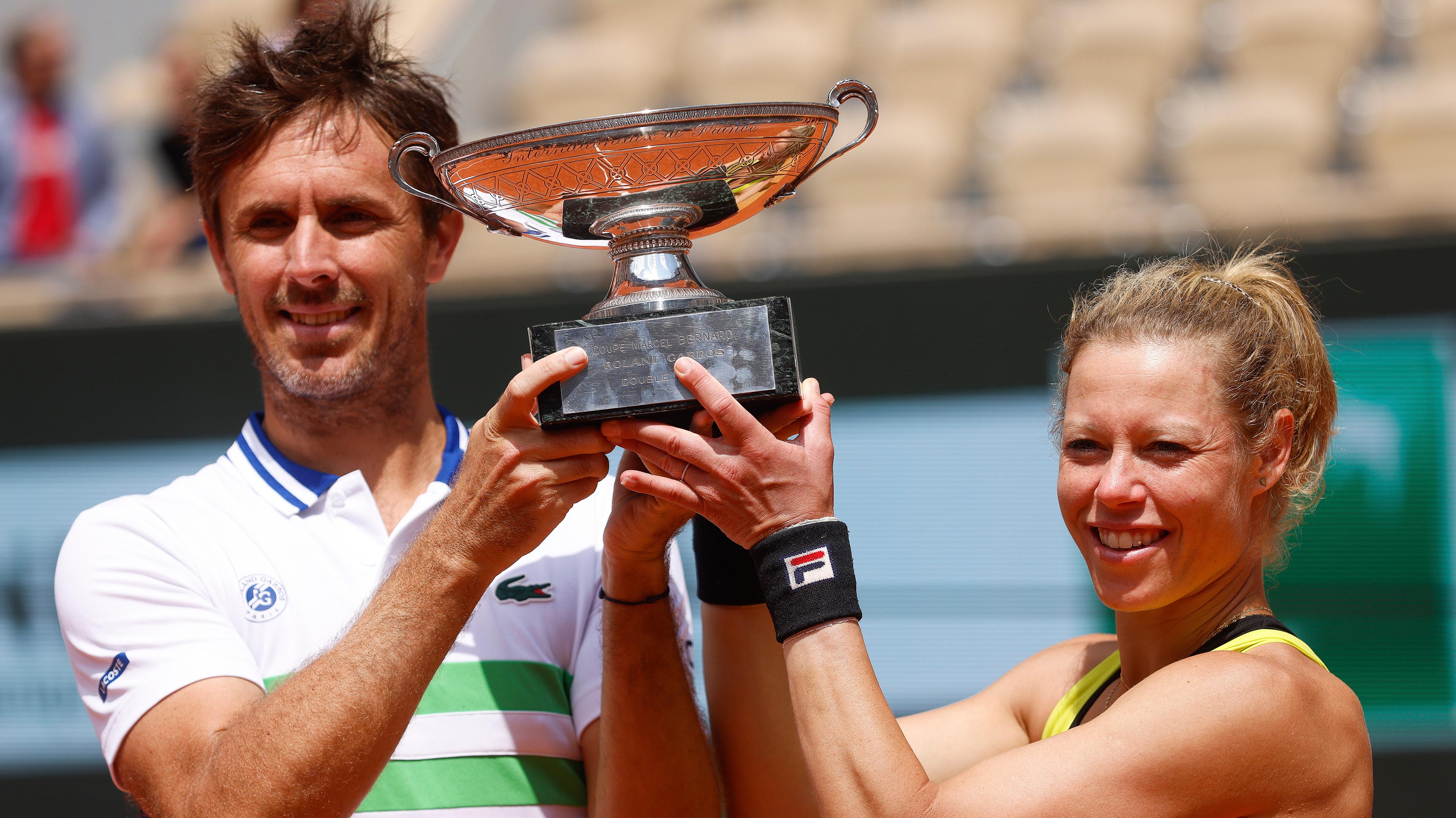 Laura Siegemund und Edouard Roger-Vasselin feiern den Sieg im Finale des gemischten Doppels der French Open am 06.06.2024.