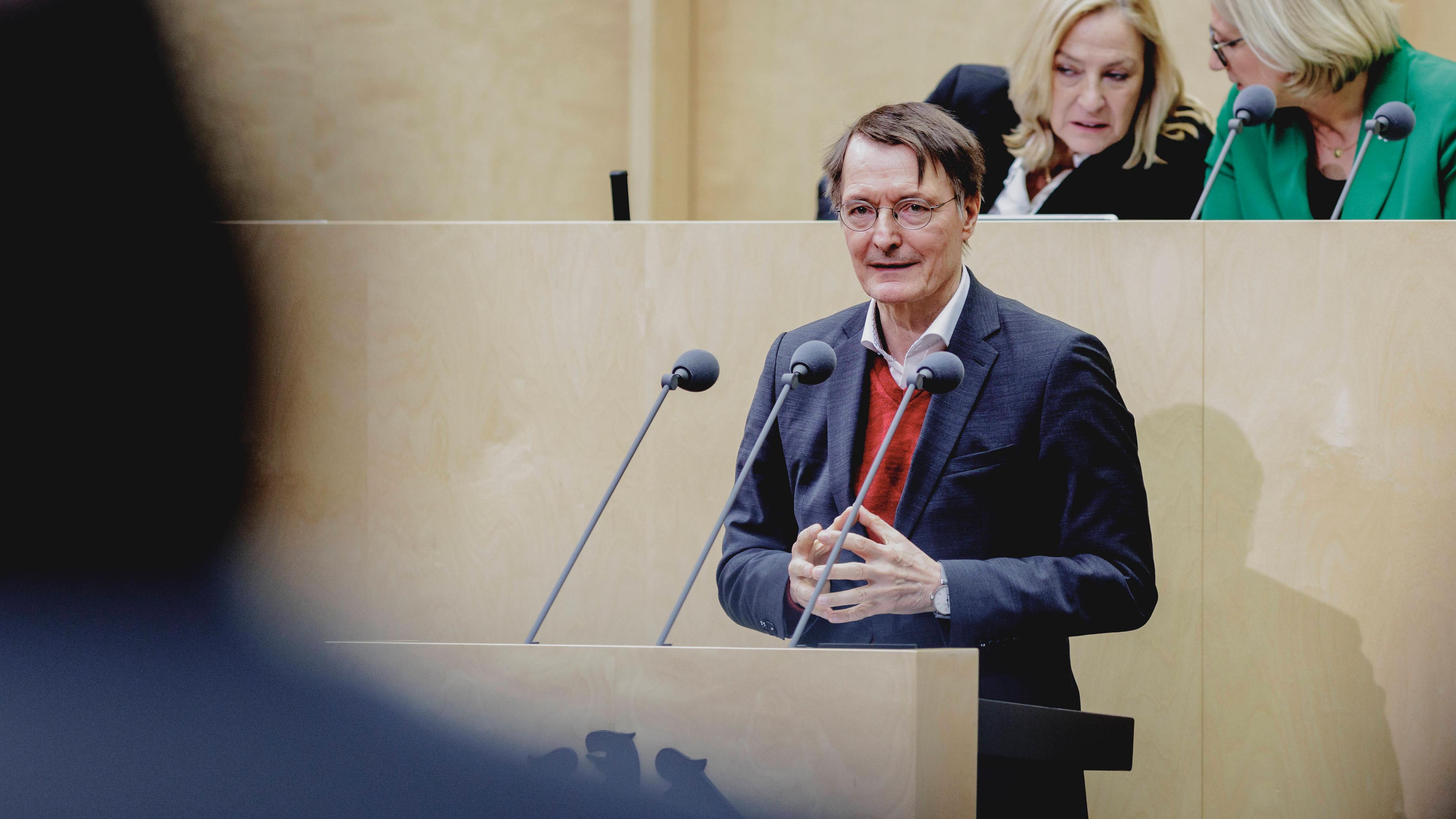 Karl Lauterbach (SPD), Bundesminister fuer Gesundheit, aufgenommen im Rahmen der Sitzung des Bundesrates zur Debatte ueb