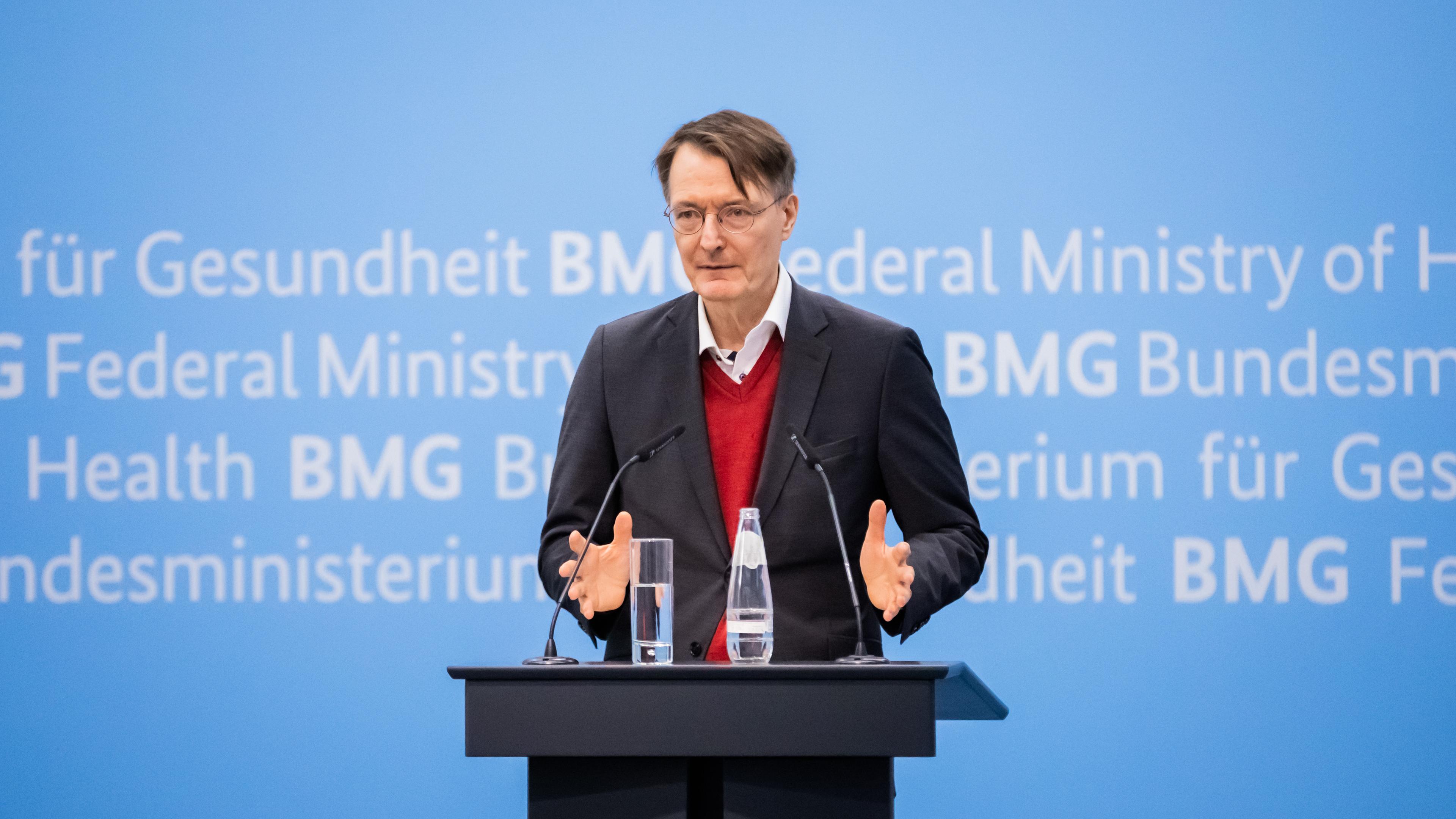 Gesundheitsminister Karl Lauterbach spricht bei einer Pressekonferenz zum Pflegekompetenzgesetz und dem Suizidpräventionsgesetz im Bundesgesundheitsministerium.