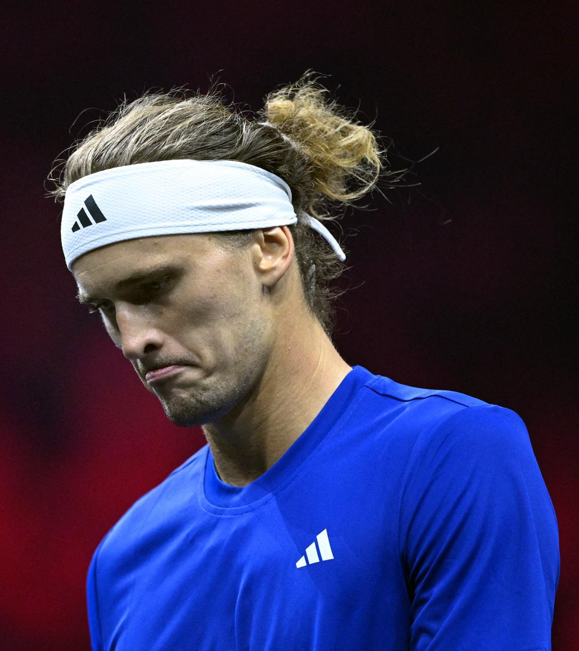 Alexander Zverev schaut enttäuscht zu Boden während dem Spiel gegen Taylor Fritz beim Laver Cup.