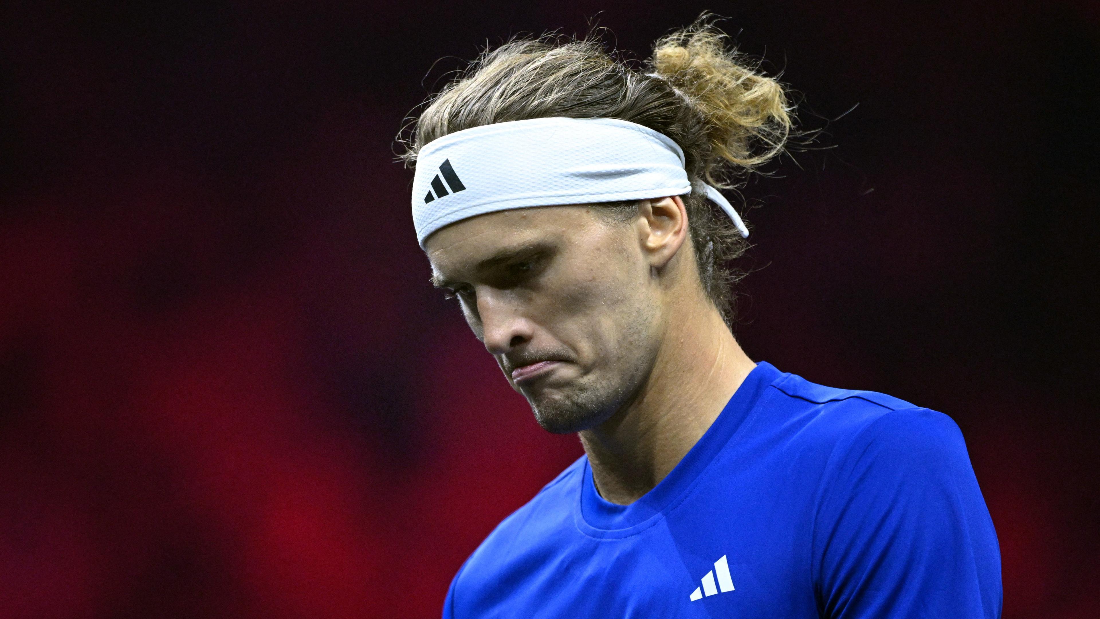 Alexander Zverev schaut enttäuscht zu Boden während dem Spiel gegen Taylor Fritz beim Laver Cup.