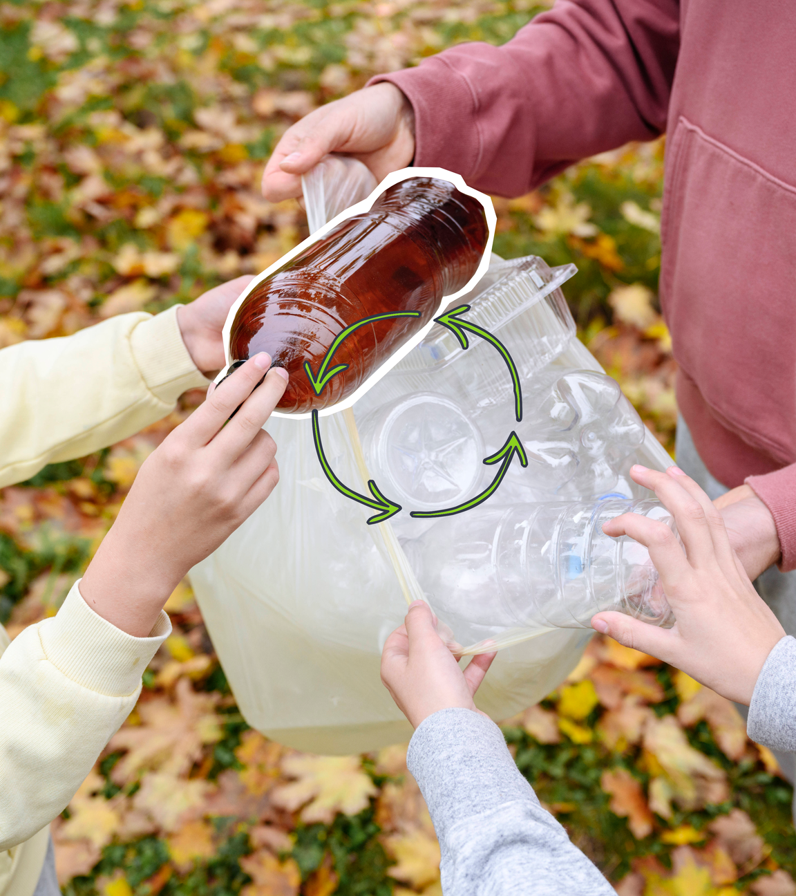 Drei Kinder halten einen Müllbeutel mit Plastikflasche in den Händen. Ein Kind legt eine braune Plastikflasche in den Müllbeutel.