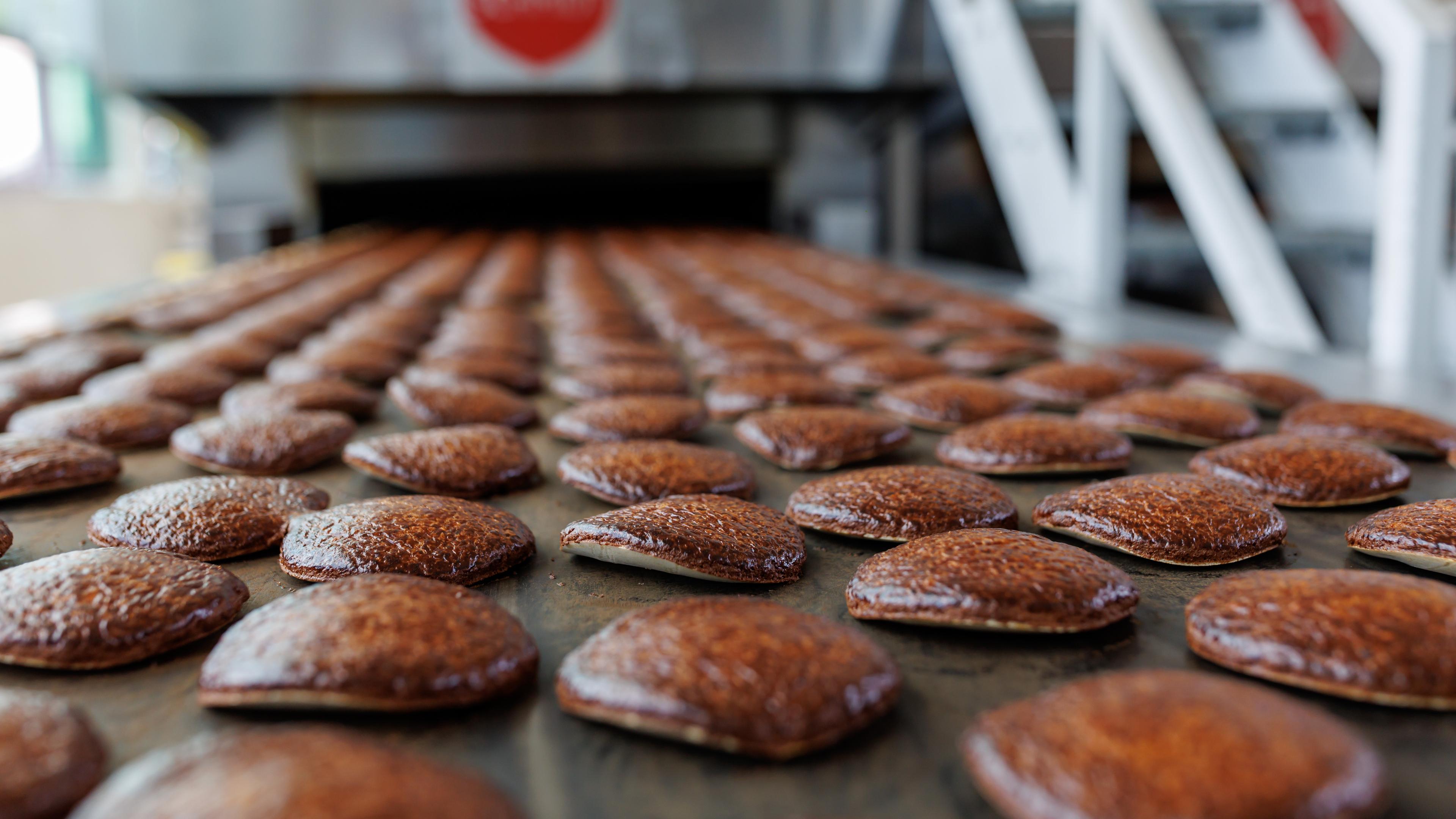 Lebkuchen auf einem Fließband