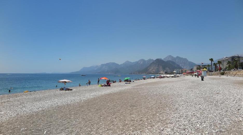 Leerer Strand in Antalya.