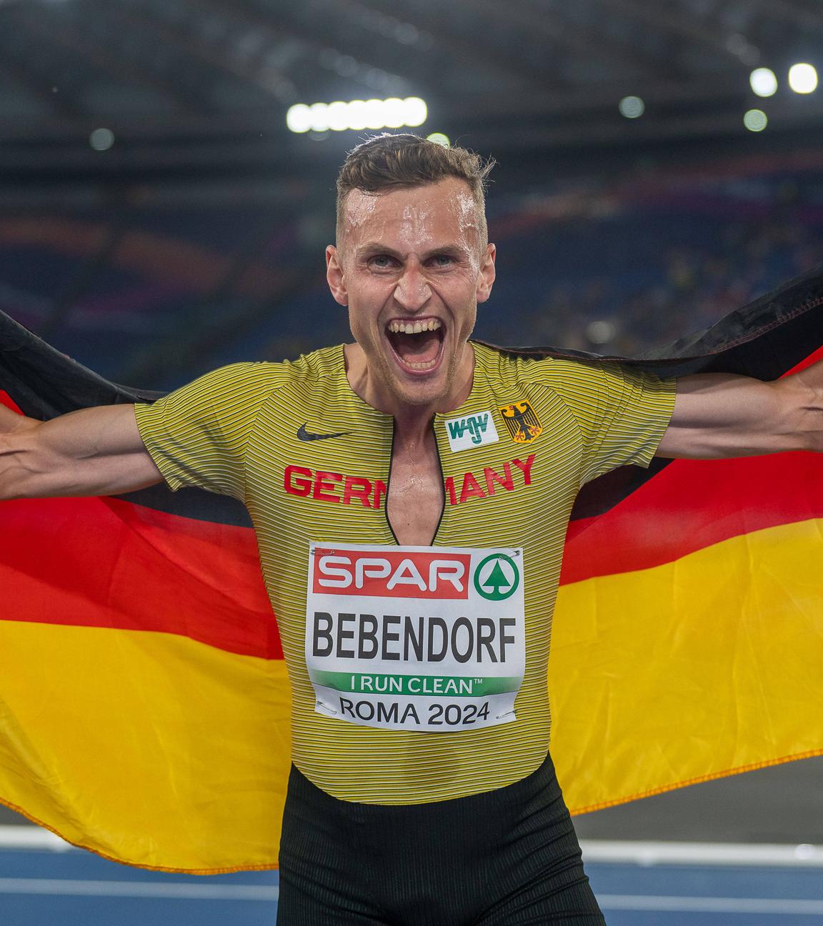 Karl Bebendorf feiert seinen dritten Platz bei dem 3000m Hindernis bei der Europameisterschaft.
