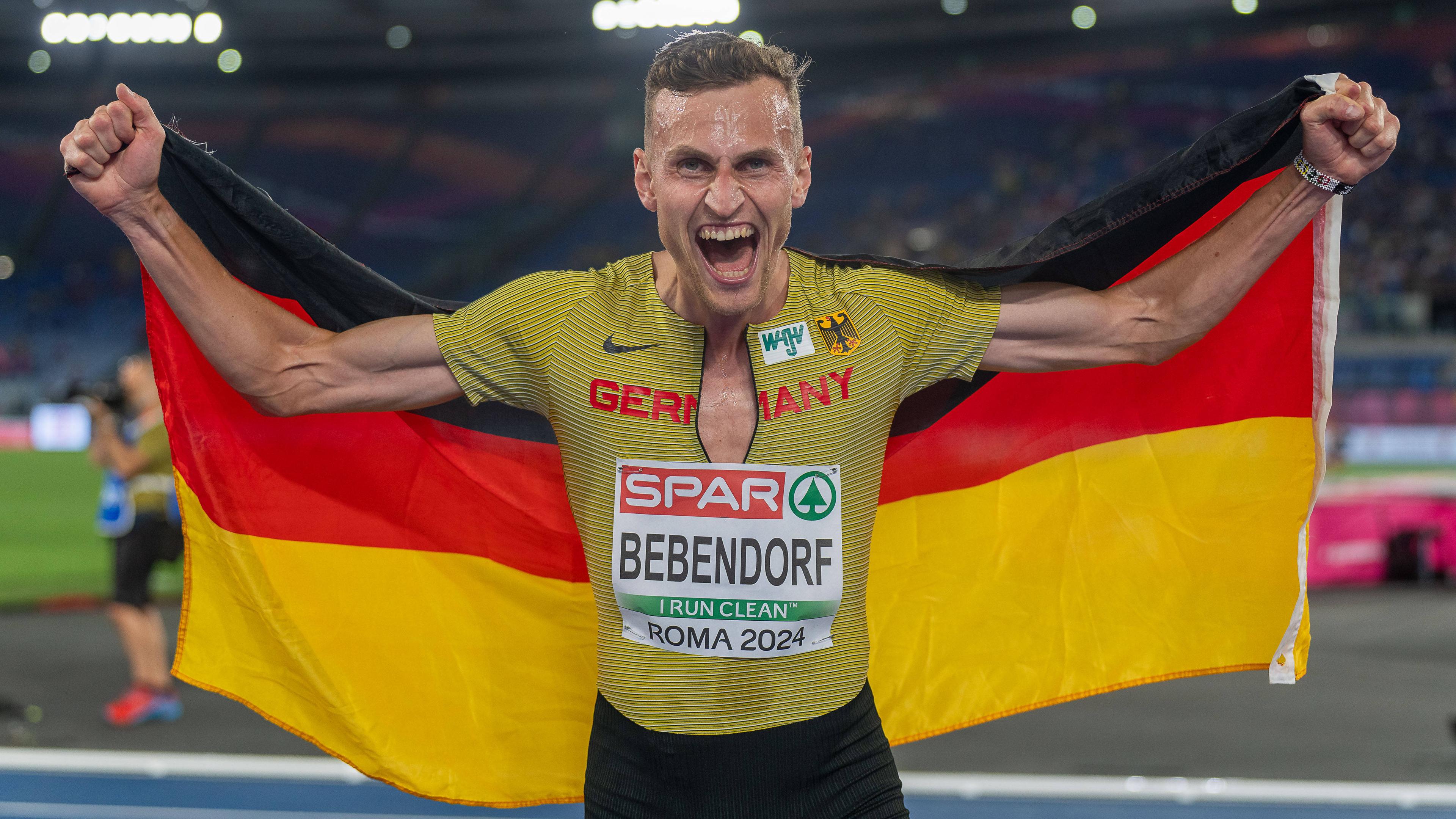 Karl Bebendorf feiert seinen dritten Platz bei dem 3000m Hindernis bei der Europameisterschaft.