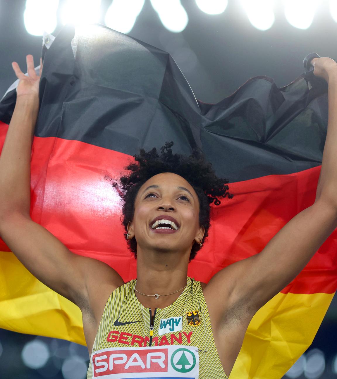 Italien, Rom: Leichtathletik: Europameisterschaft, Weitsprung, Frauen, Finale, Malaika Mihambo aus Deutschland jubelt nach ihrem Sieg. 