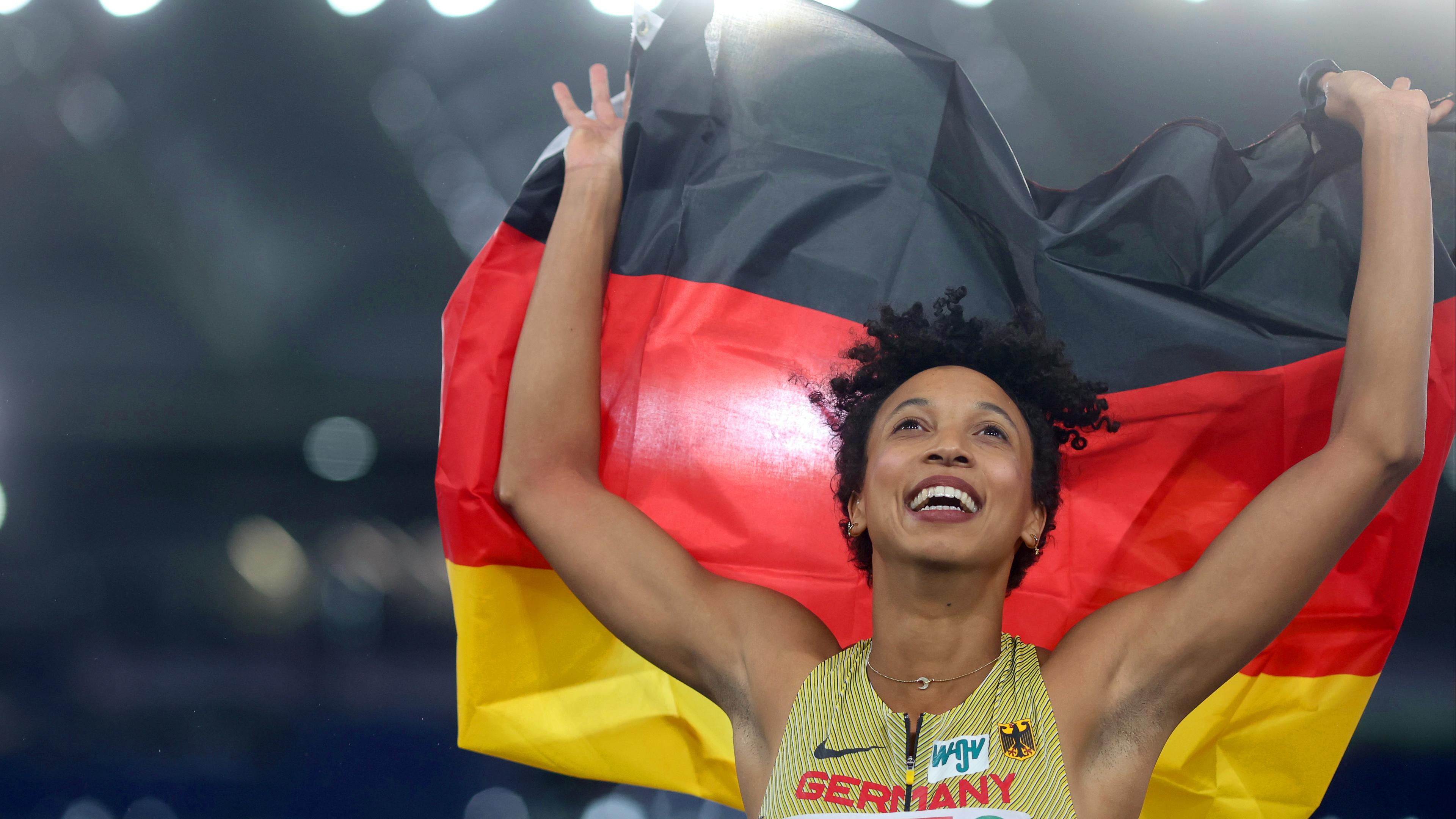 Italien, Rom: Leichtathletik: Europameisterschaft, Weitsprung, Frauen, Finale, Malaika Mihambo aus Deutschland jubelt nach ihrem Sieg. 