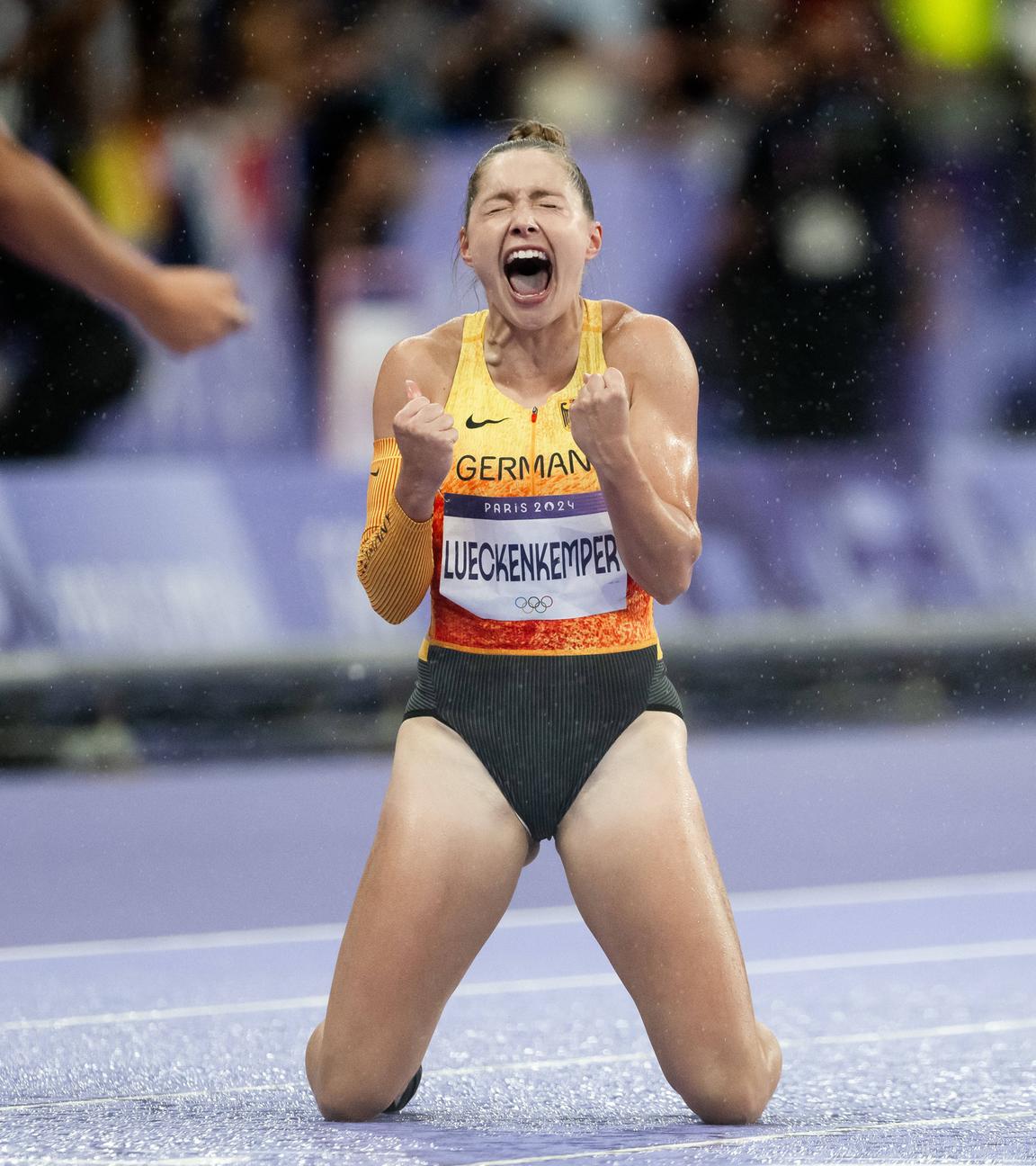 Gina Lückenkemper aus Deutschland jubelt nach dem Finale der 4x100-Meter-Staffel der Frauen.