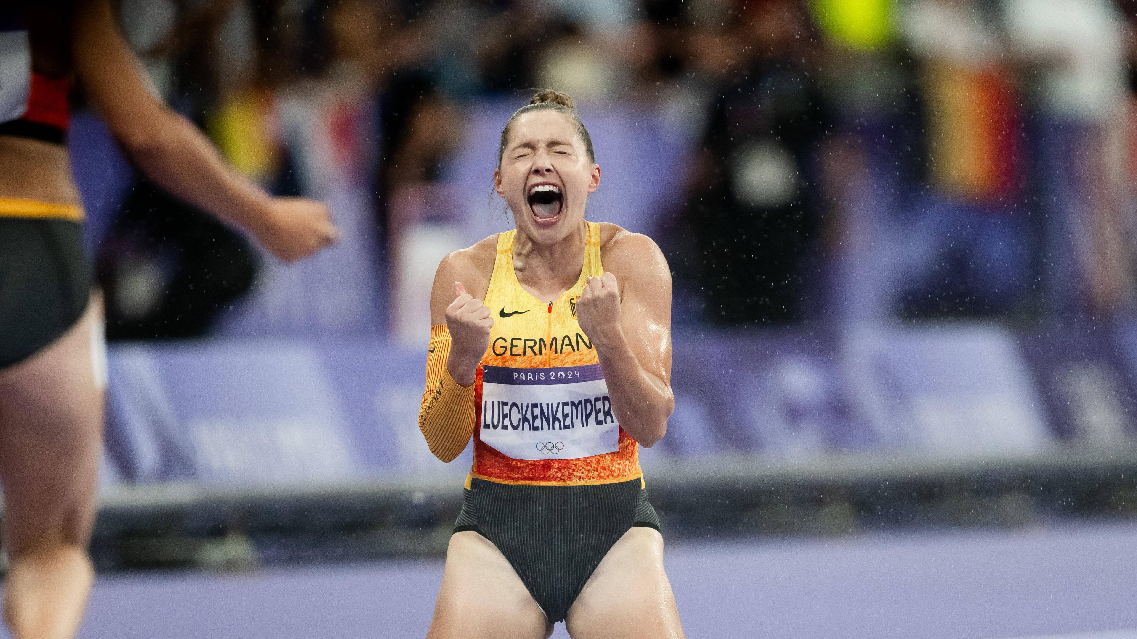 Gina Lückenkemper aus Deutschland jubelt nach dem Finale der 4x100-Meter-Staffel der Frauen.