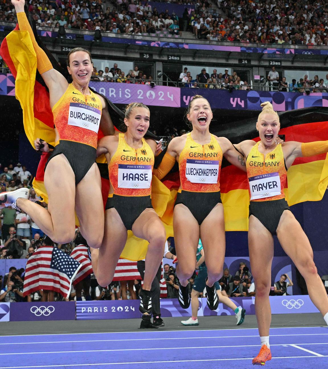 Deutschlands Lisa Mayer, Rebekka Haase, Gina Lückenkemper und Alexandra Burghardt (l-r) feiern nach dem Finale.