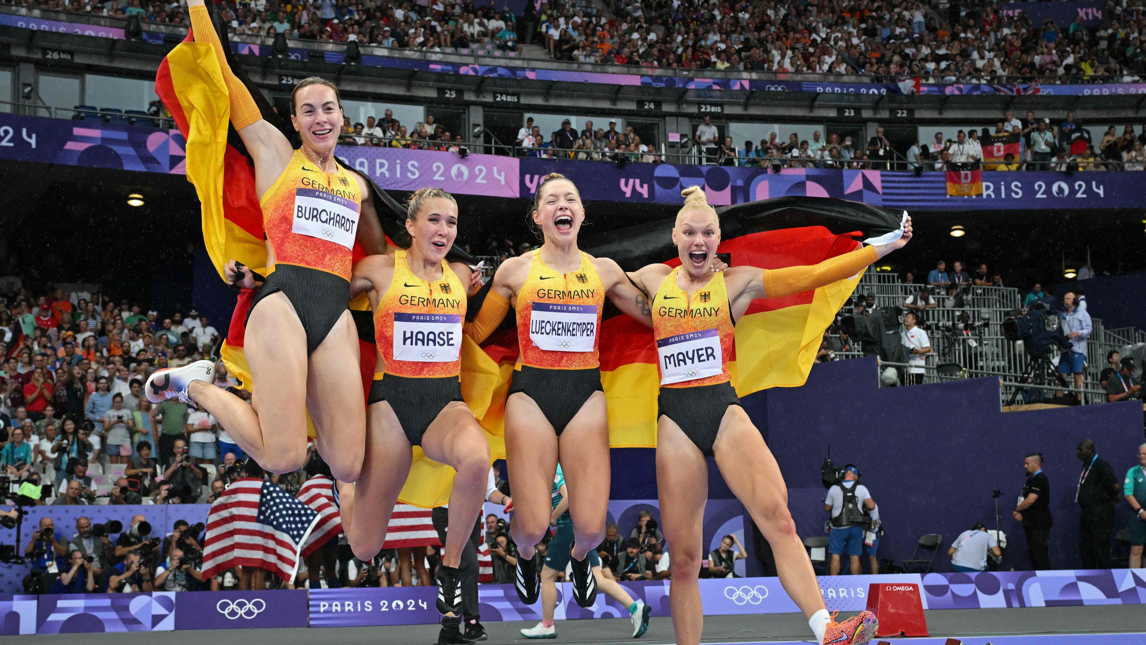 Deutschlands Lisa Mayer, Rebekka Haase, Gina Lückenkemper und Alexandra Burghardt (l-r) feiern nach dem Finale.