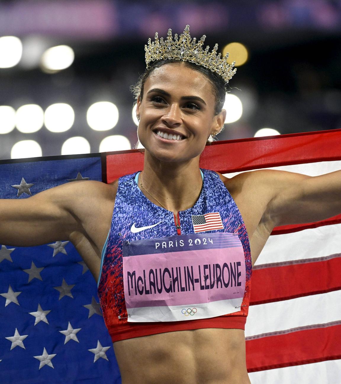 Die US-Amerikanerin Sydney McLaughlin-Levrone feiert ihre Goldmedaille beim 400m Hürdenlauf.