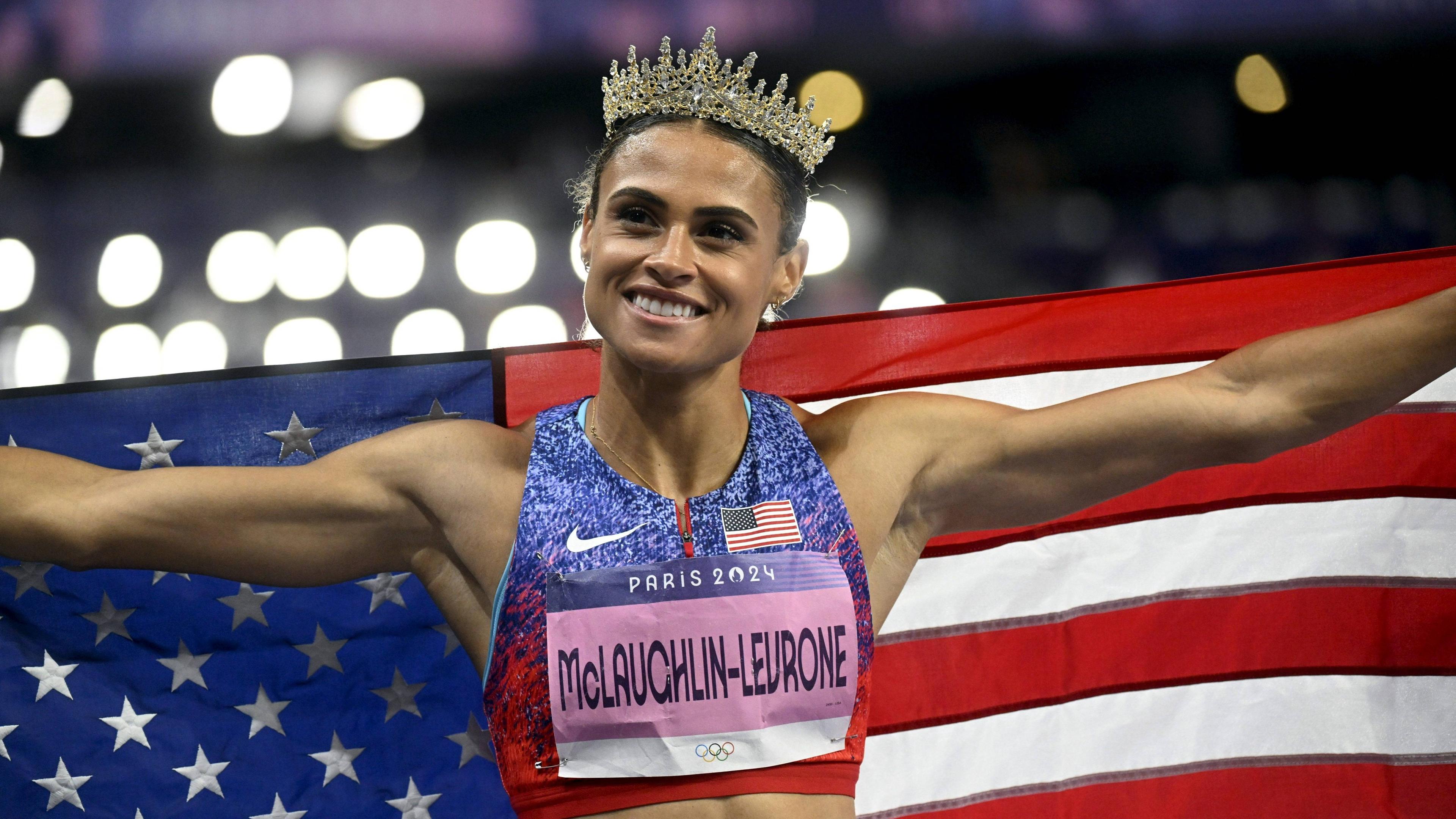 Die US-Amerikanerin Sydney McLaughlin-Levrone feiert ihre Goldmedaille beim 400m Hürdenlauf.