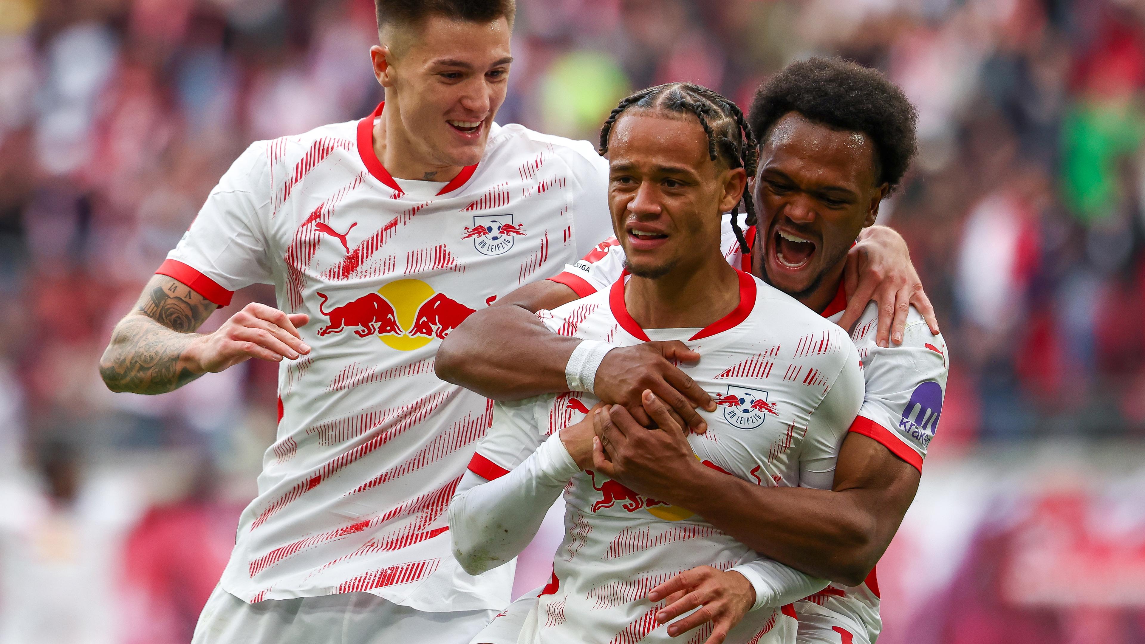 Leipzigs Torschützen Benjamin Sesko (l-r), Lois Openda und Xavi Simons jubeln nach Simons Treffer zum 4:0.