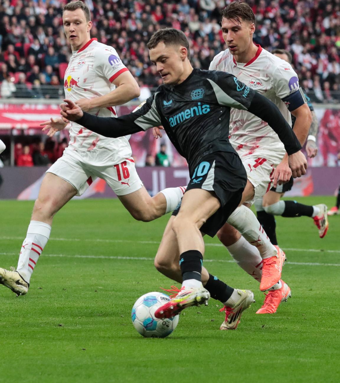 Florian Wirtz (Bayer Leverkusen,10) gegen Arthur Vermeeren (RB Leipzig,18) und Willi Orban (RB Leipzig, 4).