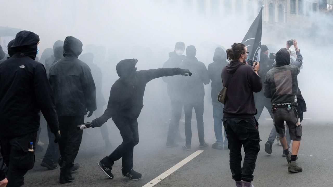 Demonstranten attackieren Polizei in Leipzig