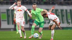 DFB -Pokal, RB Leipzig - Vfl Wolfsburg, Viertetelfinale: Arthur Vermeeren, Patrick Wimmer (Wolfsburg) und Kevin Kampl Kämpfen Um Den Ball